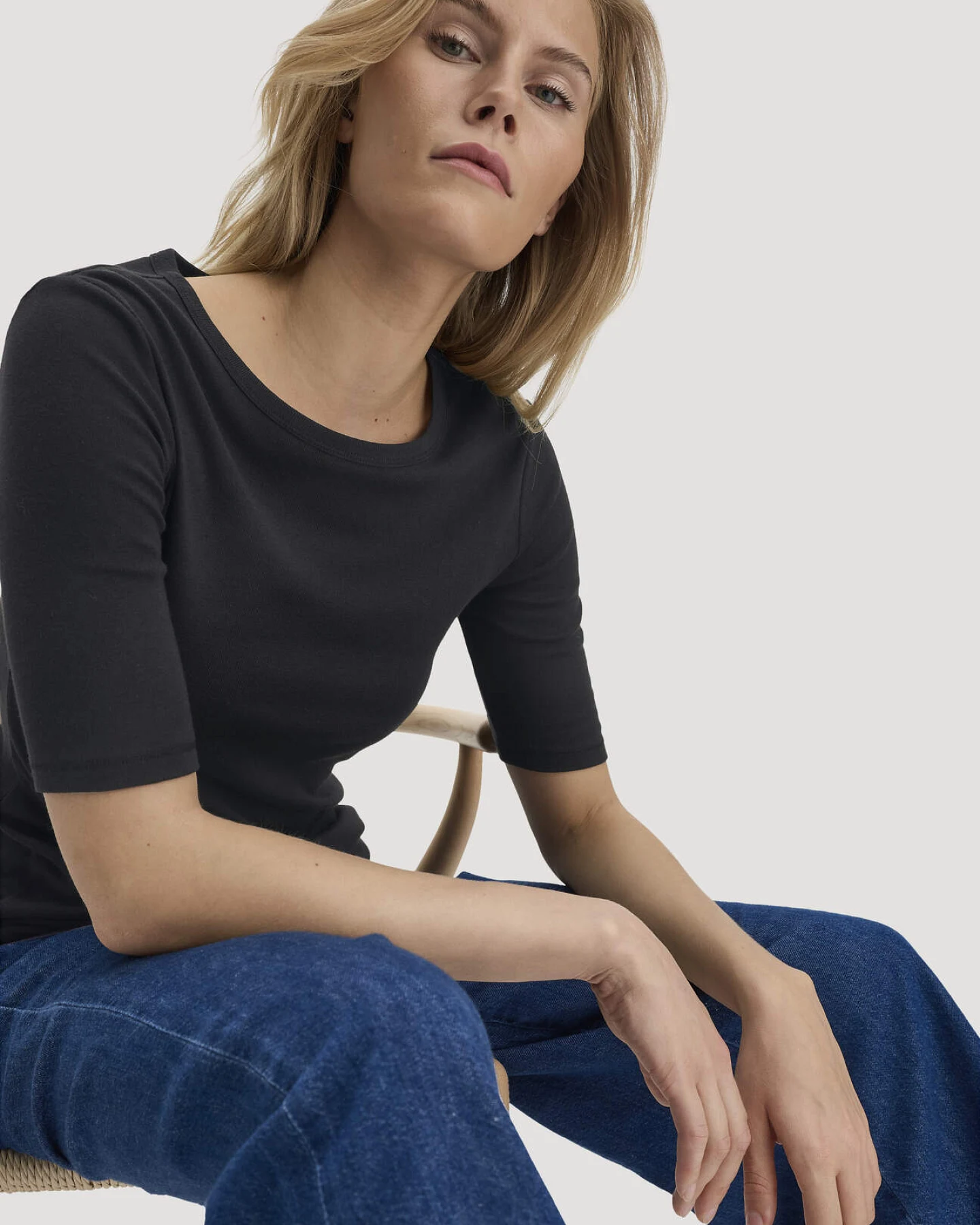 hessnatur Damen Softrib T-Shirt Fitted aus Bio-Baumwolle und TENCEL™ Modal - schwarz - Größe 40 – Ansicht 4