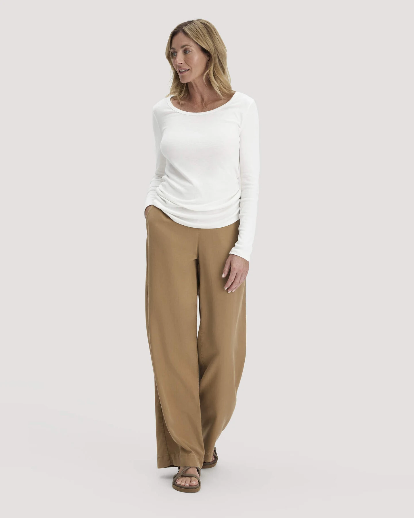 hessnatur Damen Softrib Longsleeve Fitted aus Bio-Baumwolle und TENCEL™ Modal - weiß - Größe 48 – Ansicht 2