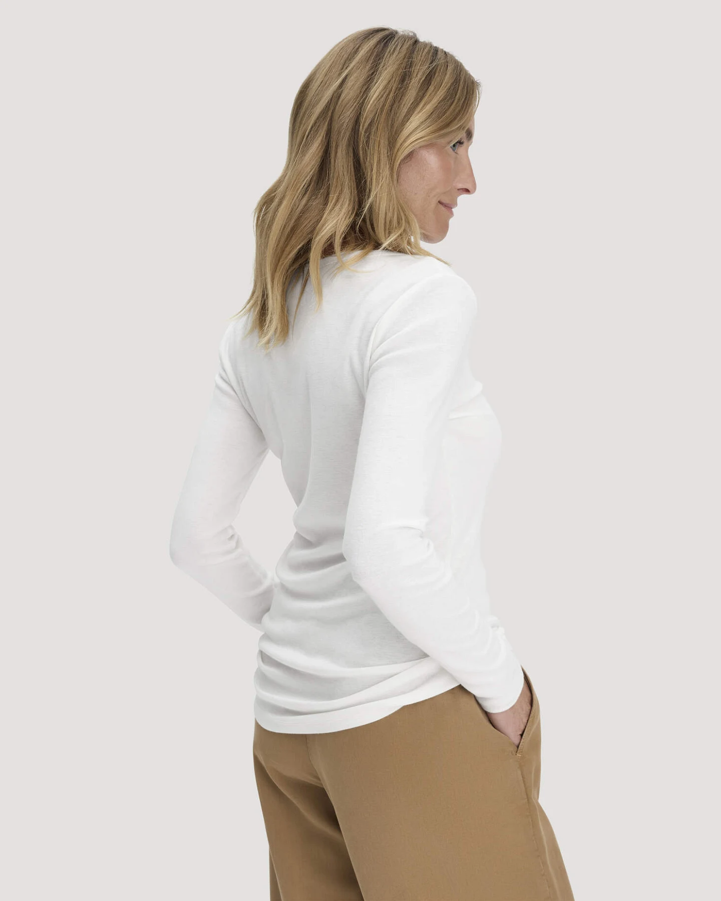 hessnatur Damen Softrib Longsleeve Fitted aus Bio-Baumwolle und TENCEL™ Modal - weiß - Größe 48 – Ansicht 3