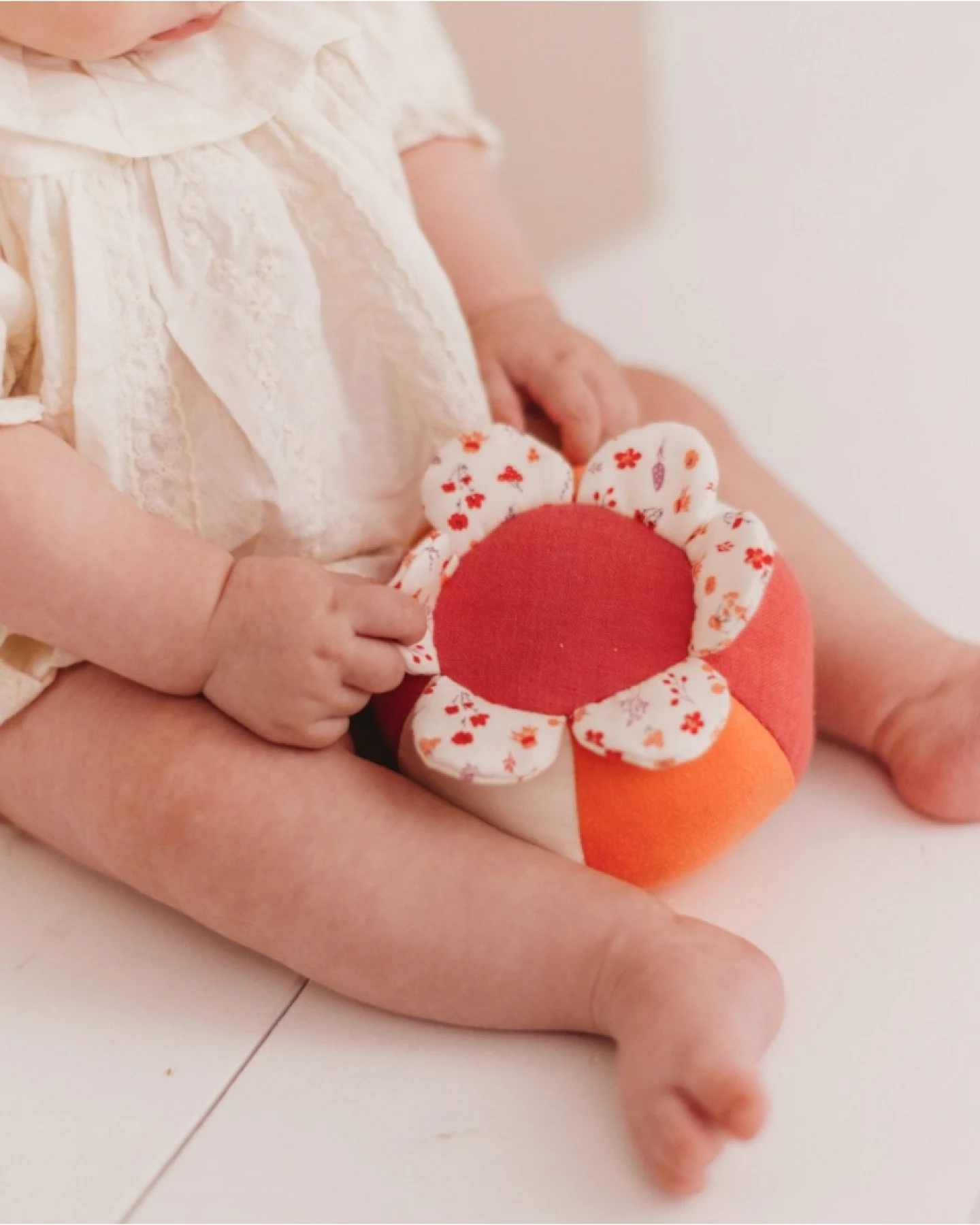 Baby Ball mit Rassel Blume Maße 15 x 11 cm – Ansicht 2