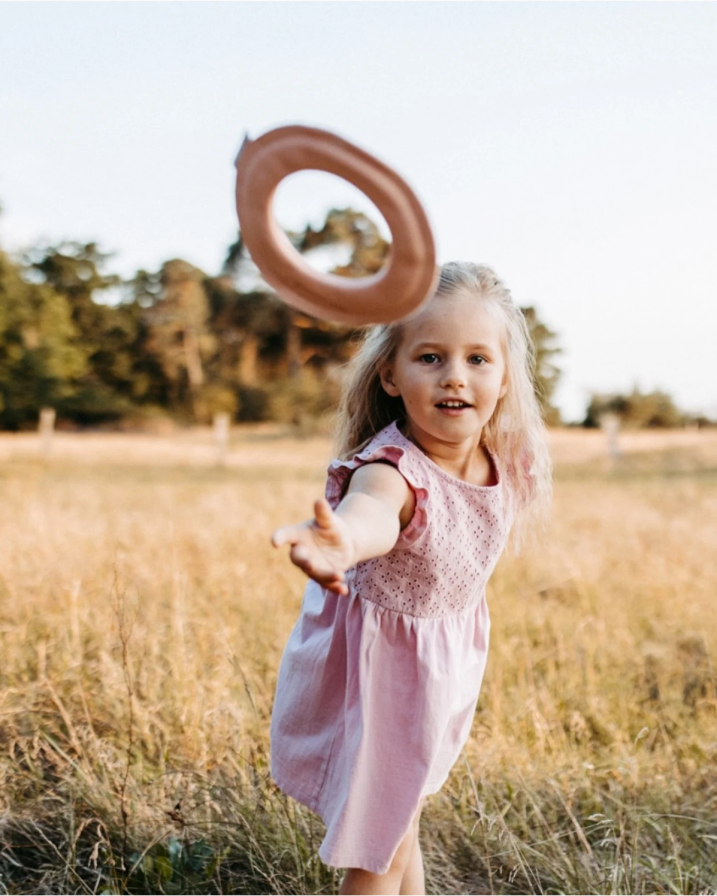 Frisbee Wurfring "Loop" aus pflanzlich gegerbtem Leder rosa Gr. M (17cm Durchmesser) – Ansicht 2