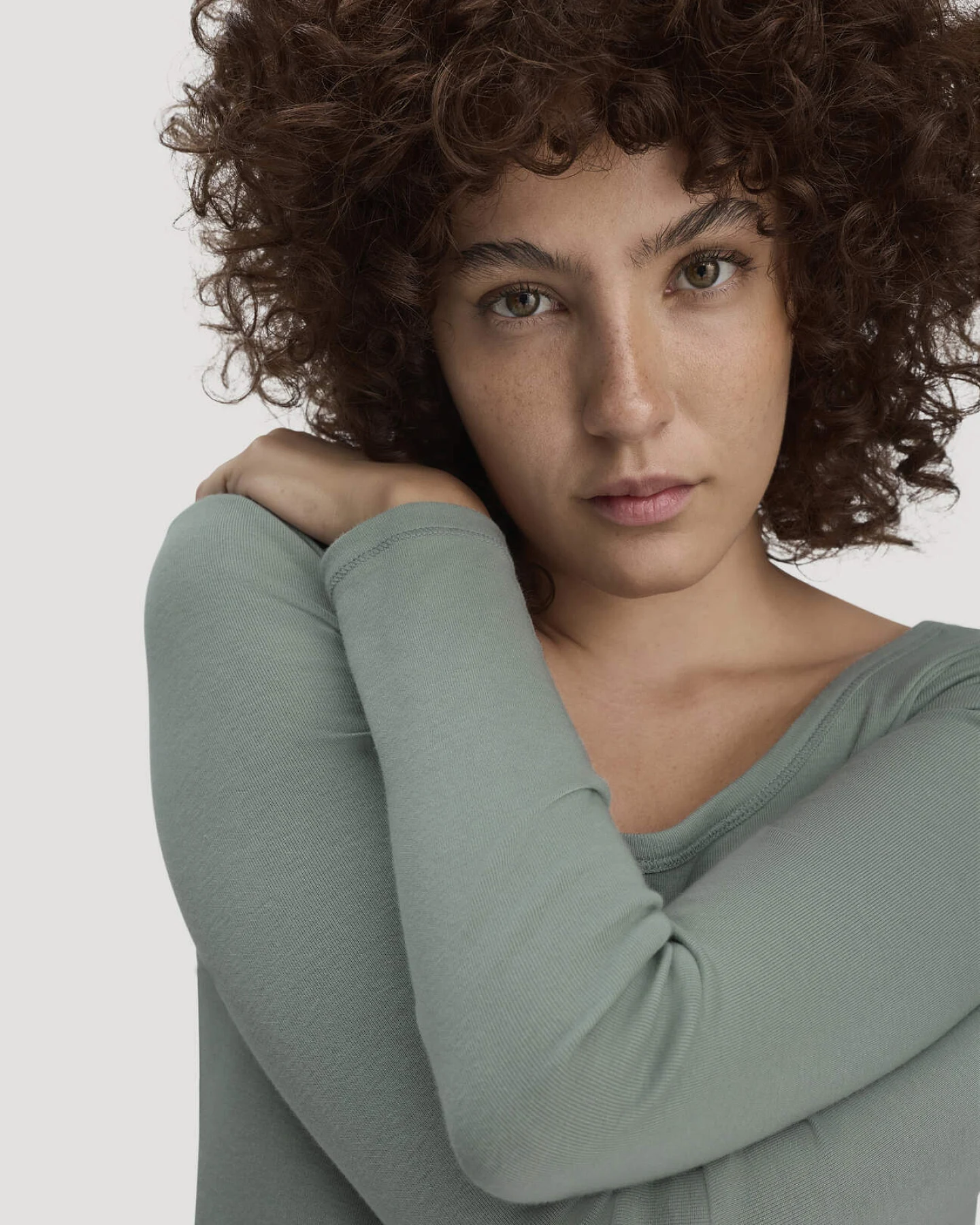 hessnatur Damen Softrib Longsleeve Fitted aus Bio-Baumwolle und TENCEL™ Modal - grün - Größe 44 – Ansicht 4
