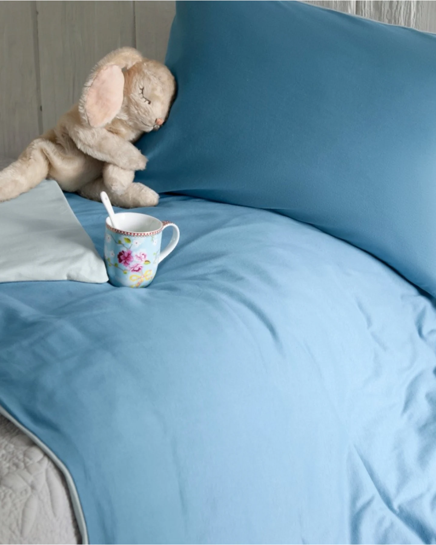 Kinderbettwäsche zum Wenden Bio-Baumwolle Jersey Dusty Blue Bettbezug 135 x 200 cm, Kissen 40 x 80 cm – Ansicht 2