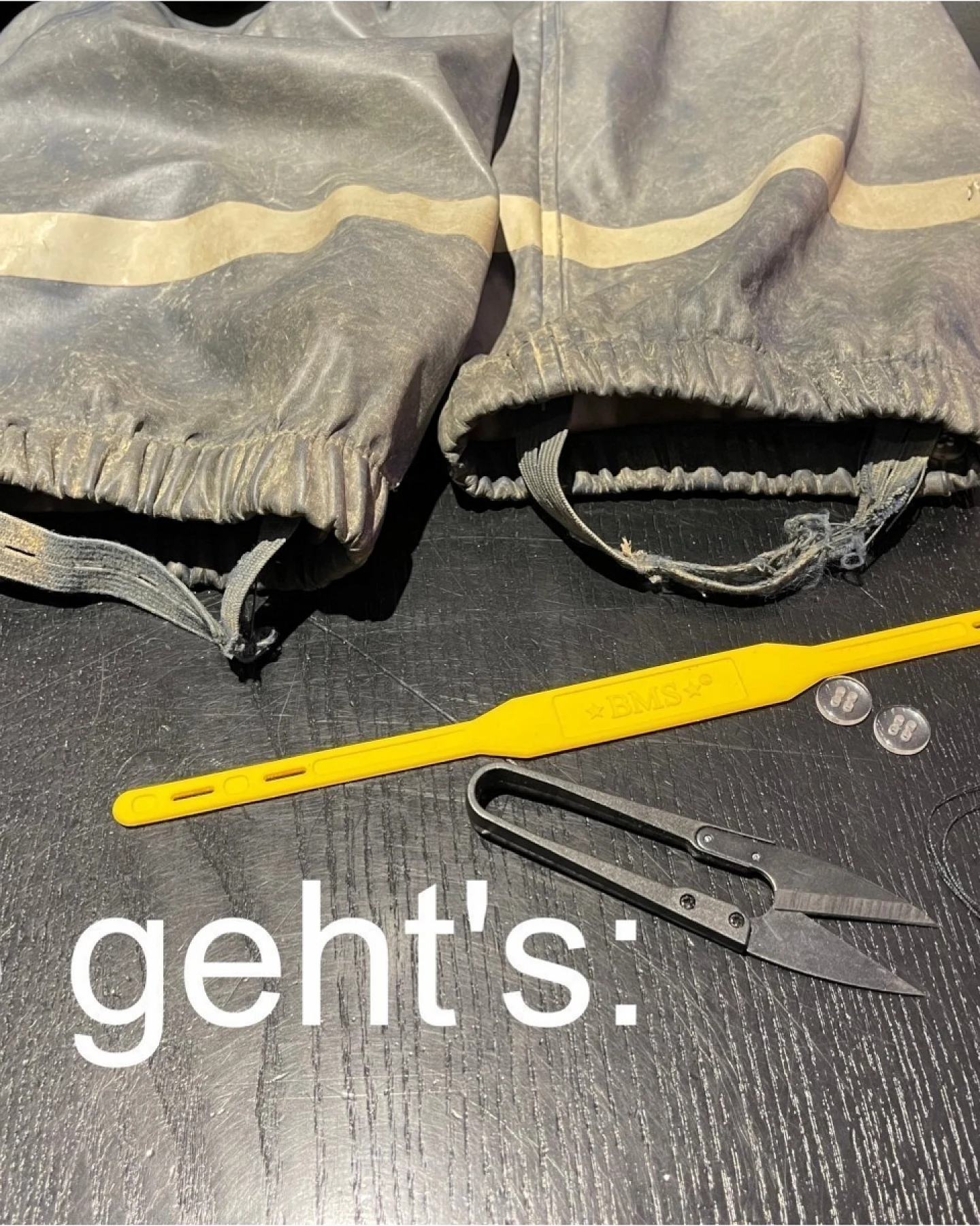 BMS Ersatz Fußstege für Regenhose Silicon Harbour Straps pink 2er Set, inklusive Knöpfe – Ansicht 2