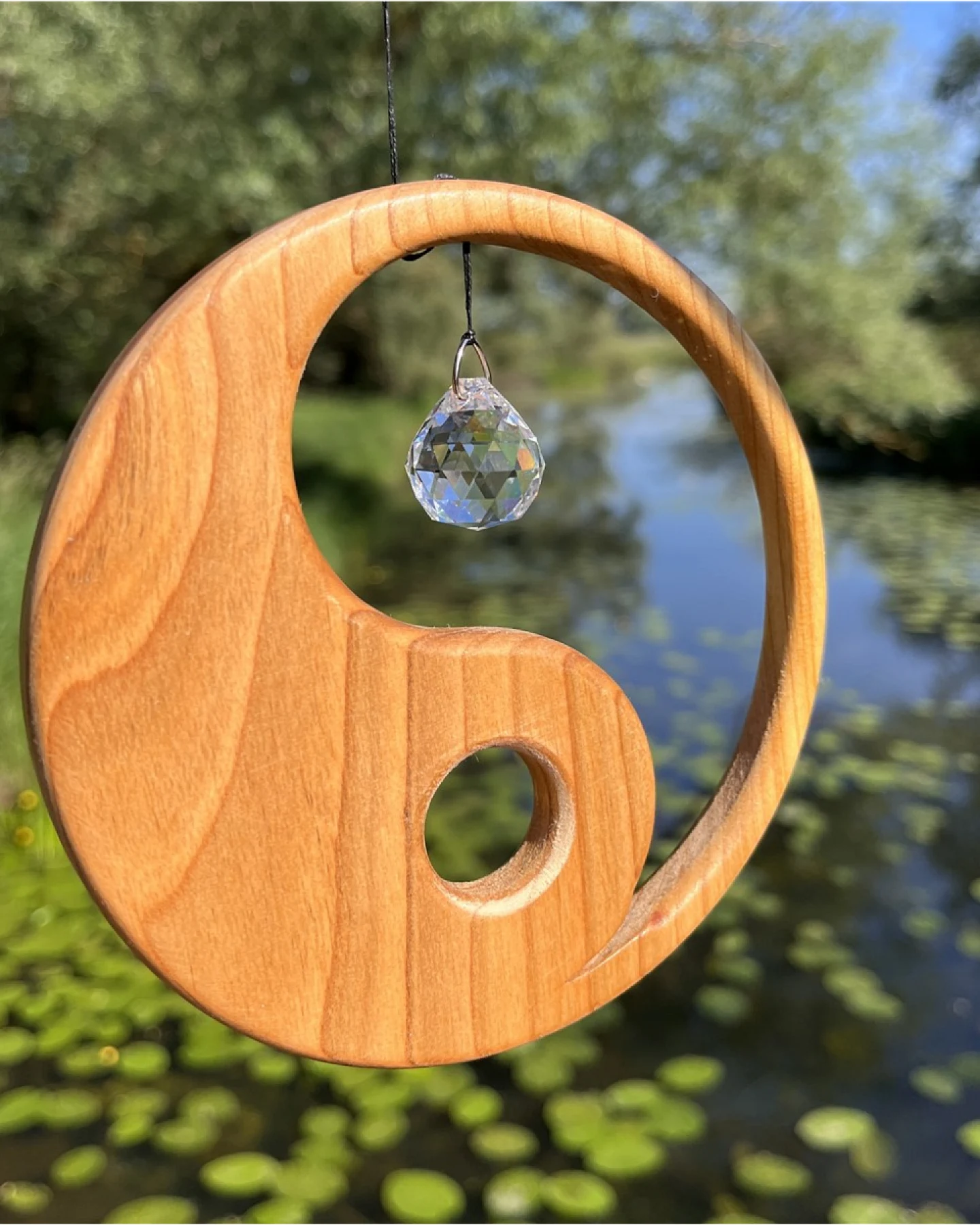 Yin Yang aus heimischem Laubholz, Holzdeko mit Kristall Durchmesser 13 cm – Ansicht 2