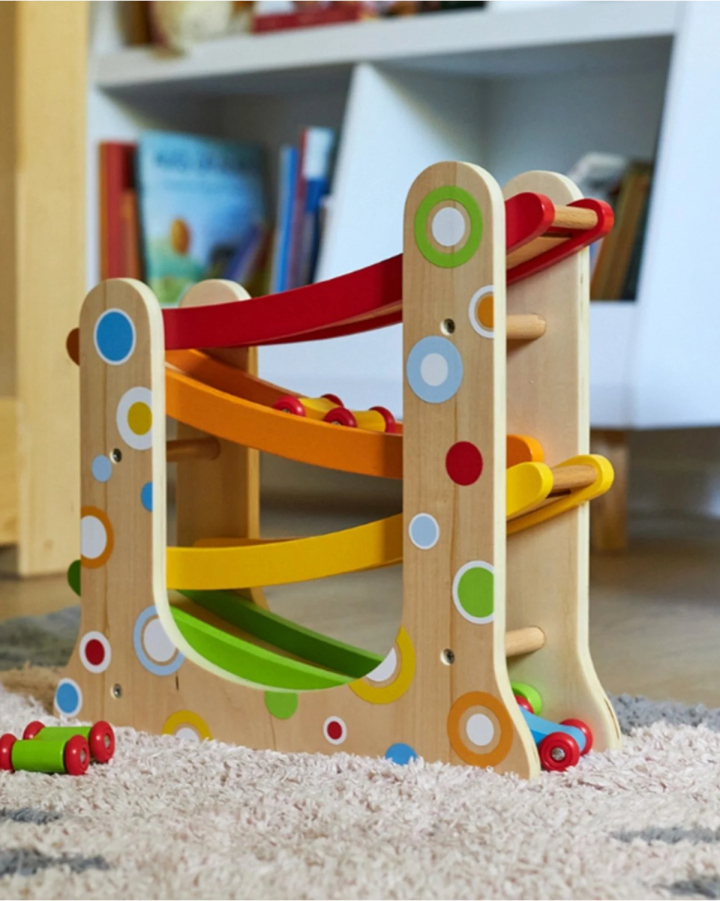 goki Autorennbahn aus Holz mit 3 Autos, bunt lackiert Maße 28,9 x 8,5 x 28 cm – Ansicht 2