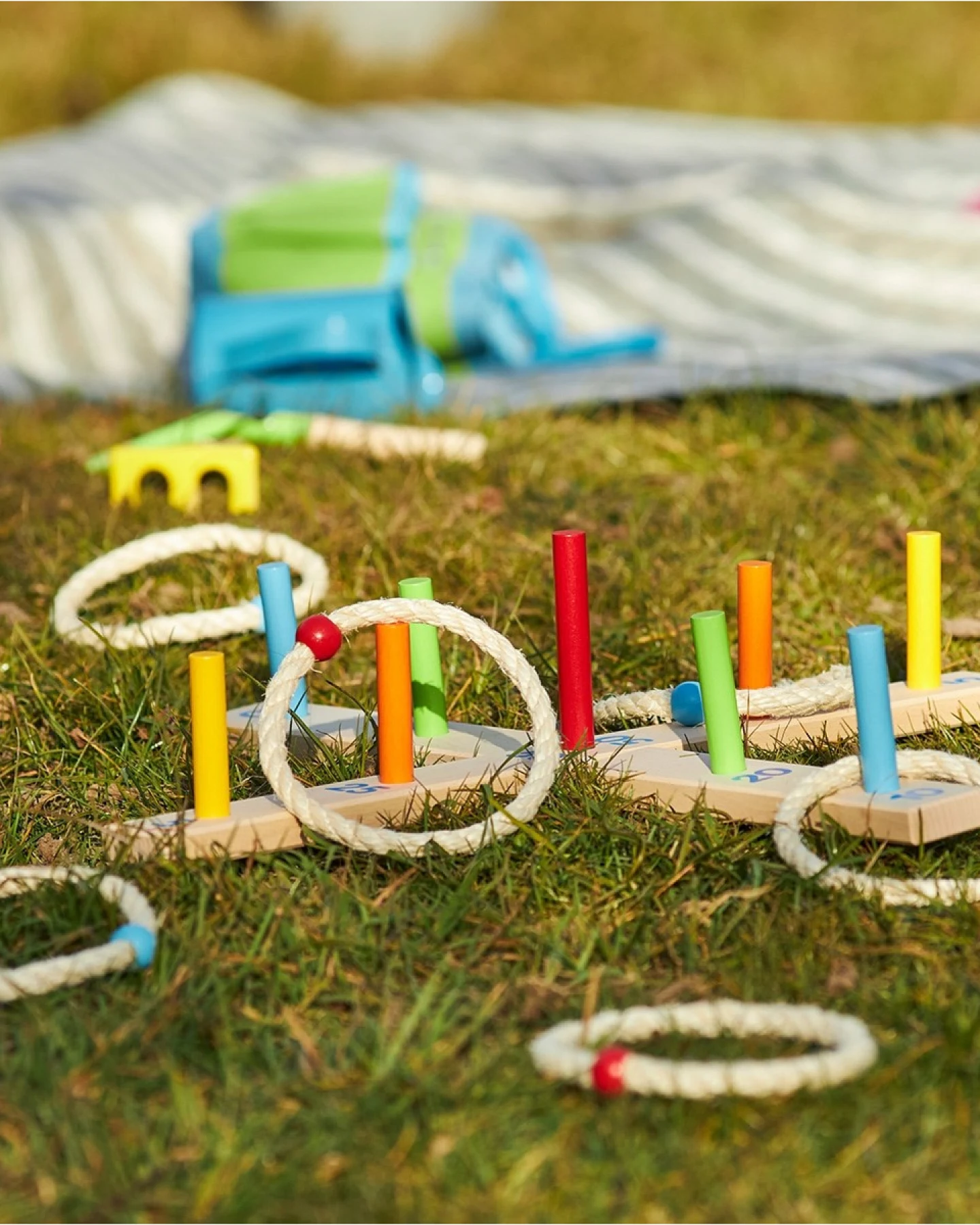goki Kinder Ringwurfspiel aus Holz, 6 Sisalringe, teilweise bunt lackier Durchmesser 49 cm – Ansicht 2