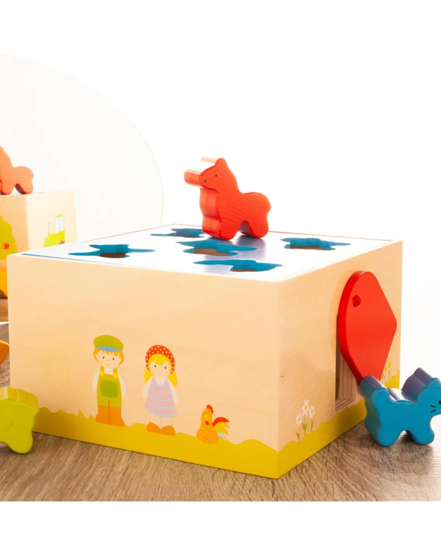 goki Sortierbox und Steckspiel Bauernhof aus Holz, 7-teilig, bunt lackiert Maße 16,5 x 16 x 9,5 cm – Ansicht 2