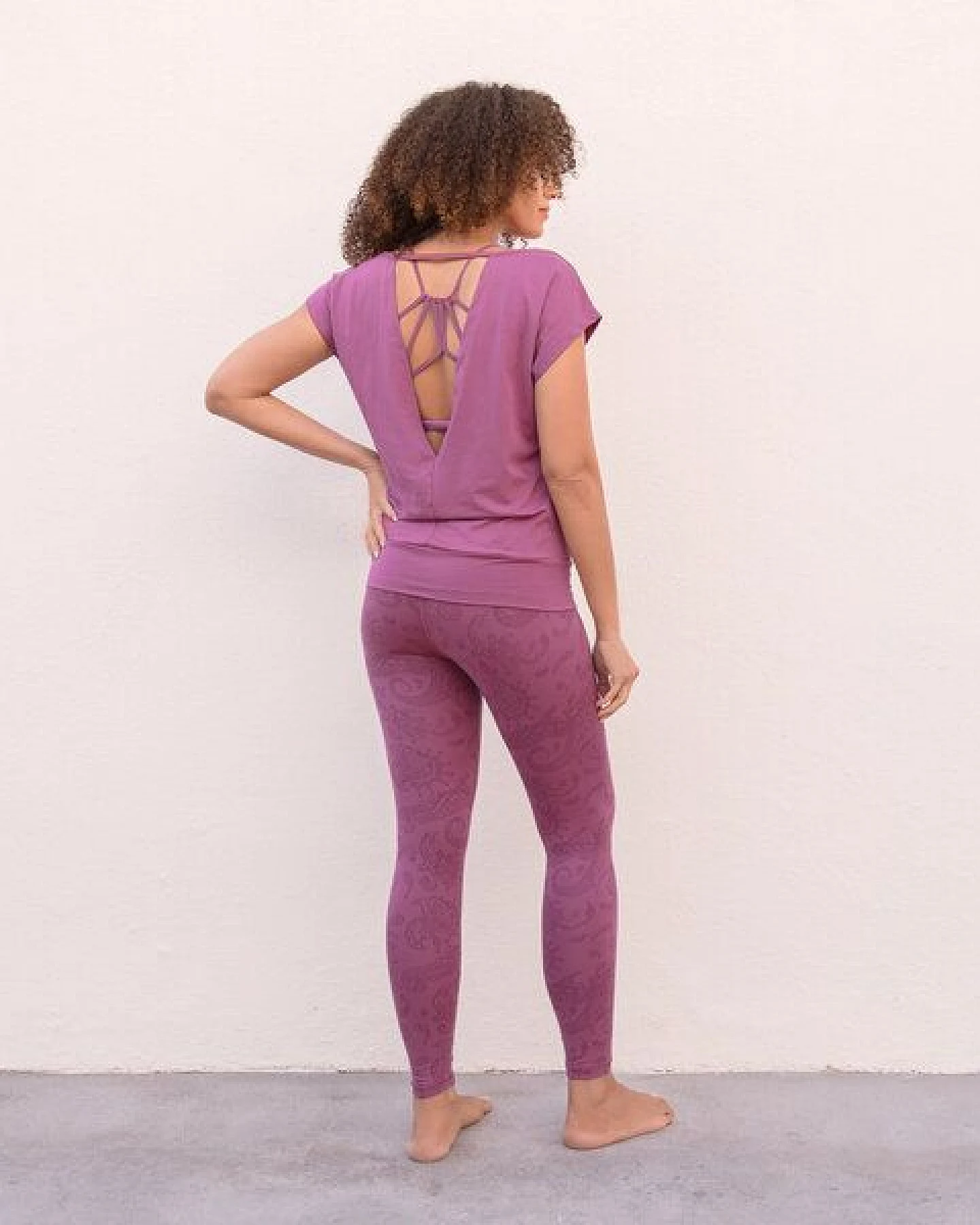 Jaya LEGGINGS LEELA PAISLEY - Hohe Taille Leggings, elastische BioBaumwolle, Paisley-Print in hellerer/dunklerer Farbabstufung – Ansicht 2