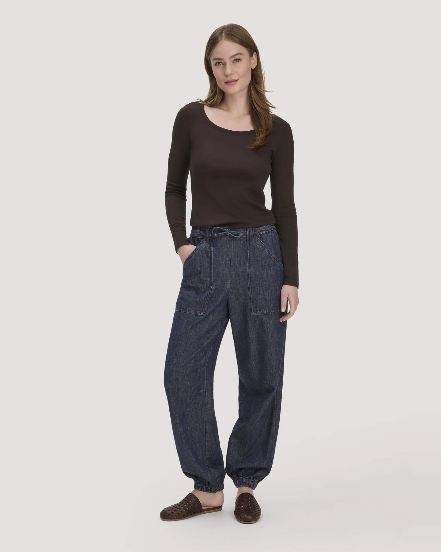 hessnatur Damen Softrib Longsleeve Fitted aus Bio-Baumwolle und TENCEL™ Modal - braun - Größe 44 – Ansicht 2