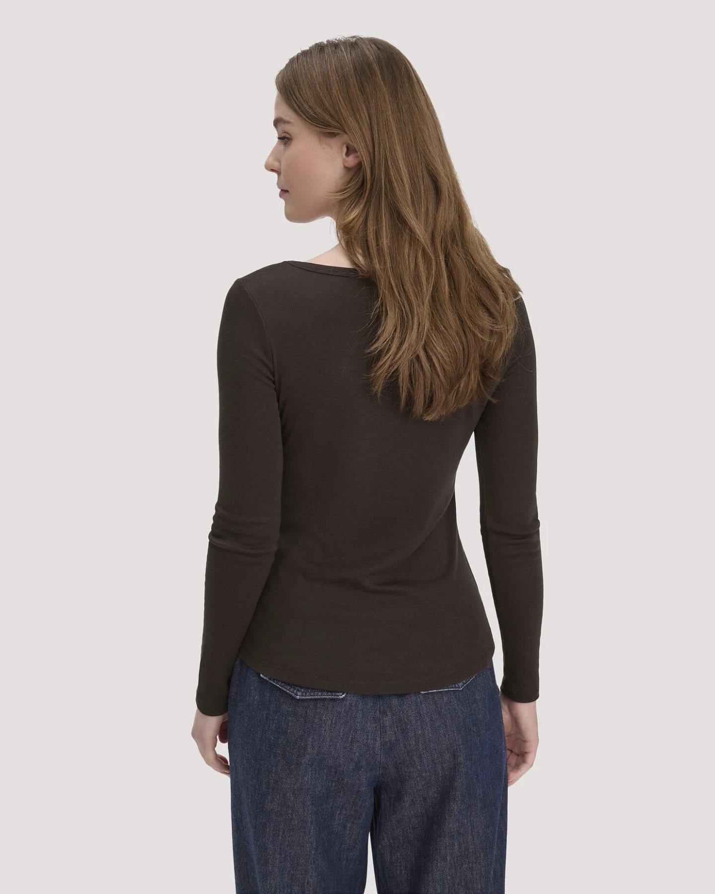 hessnatur Damen Softrib Longsleeve Fitted aus Bio-Baumwolle und TENCEL™ Modal - braun - Größe 46 – Ansicht 3