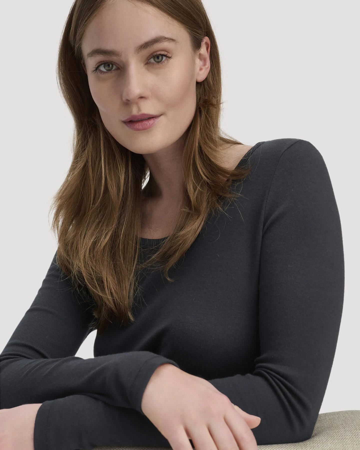 hessnatur Damen Softrib Longsleeve Fitted aus Bio-Baumwolle und TENCEL™ Modal - schwarz - Größe 40 – Ansicht 4