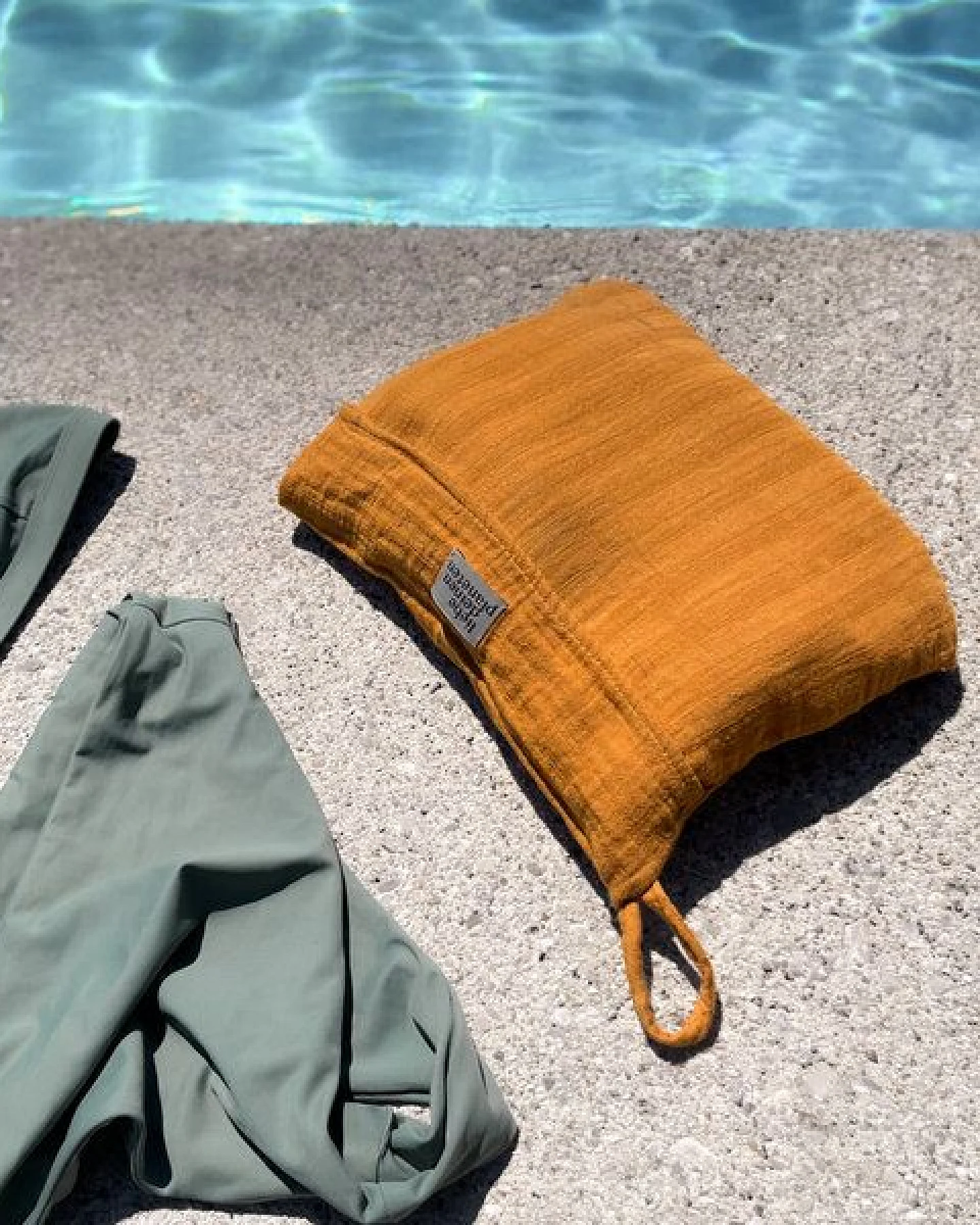 Liebe Deinen Planeten Bio Reisehandtuch mit integrierter Aufbewahrung 160x95cm, XL Strandtuch mit Wendetasche aus BioBaumwolle, saugstark und schnell trocknend in vielen Farben – Ansicht 4