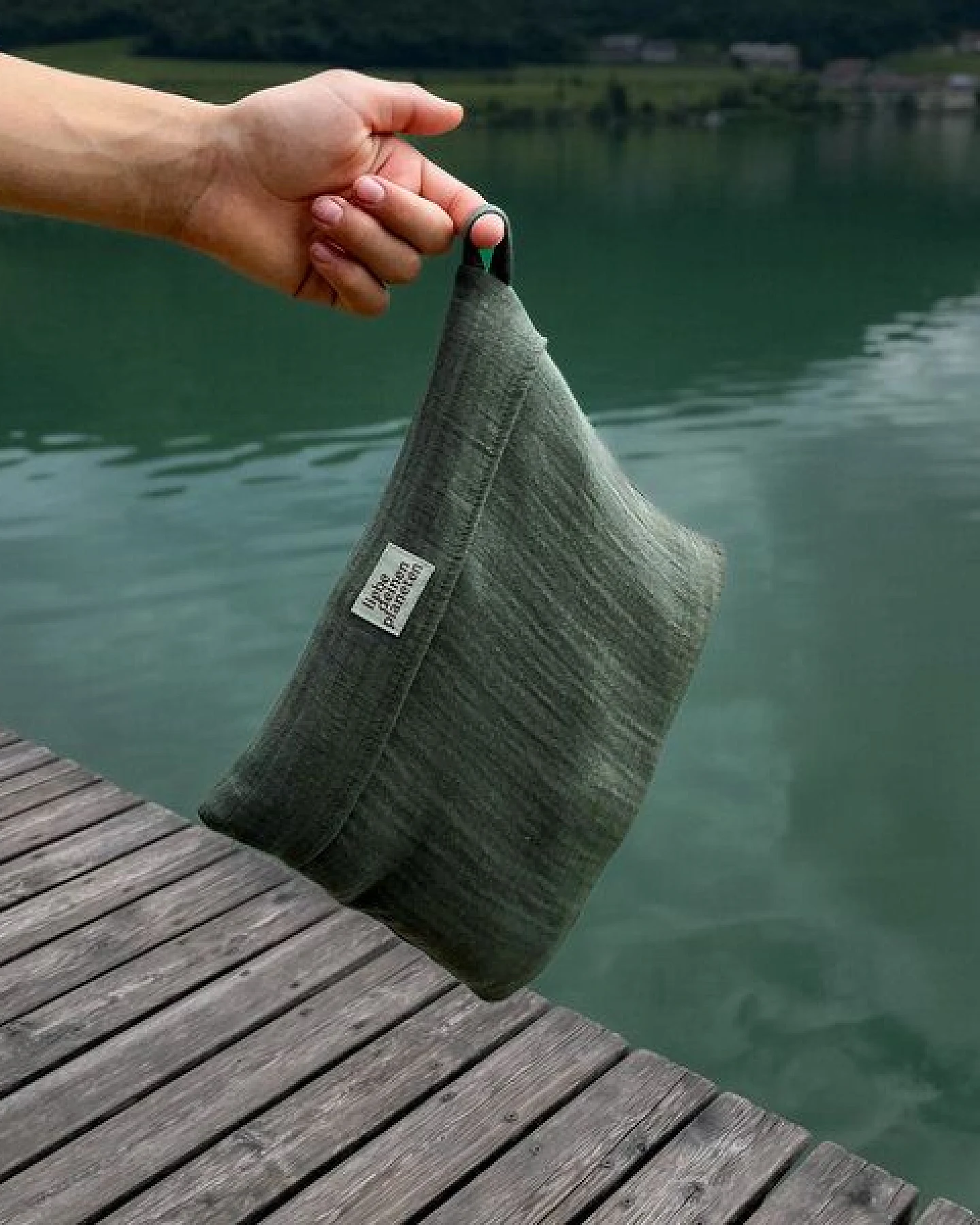 Liebe Deinen Planeten Bio Reisehandtuch mit integrierter Aufbewahrung 160x95cm, XL Strandtuch mit Wendetasche aus BioBaumwolle, saugstark und schnell trocknend in vielen Farben – Ansicht 3