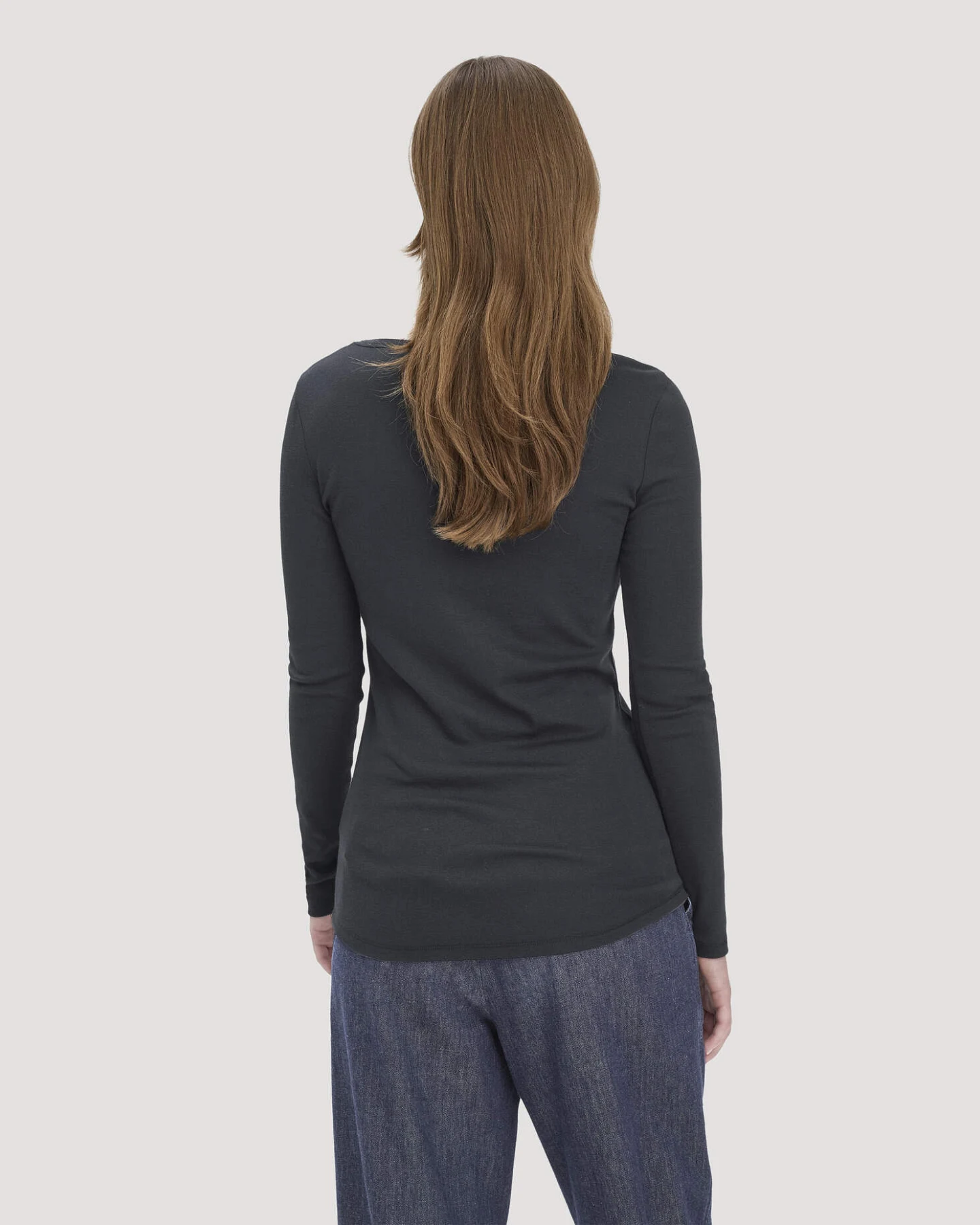 hessnatur Damen Softrib Longsleeve Fitted aus Bio-Baumwolle und TENCEL™ Modal - schwarz - Größe 48 – Ansicht 3