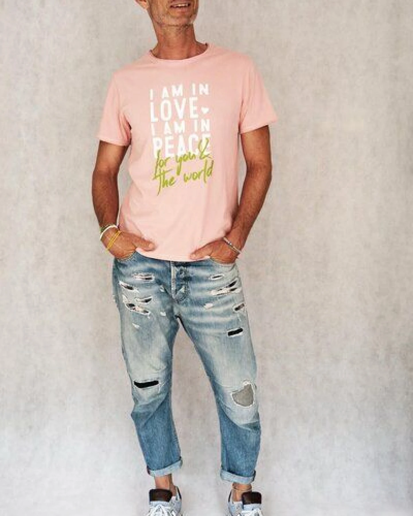 SPARKLES OF LIGHT pflanzengefärbtes Unisex-Shirt – Ansicht 2