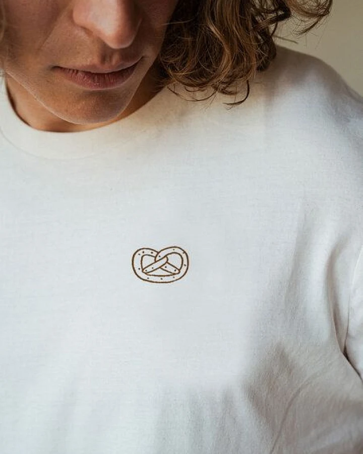 Kultgut Artdesign - Shirt aus recycelter Biobaumwolle / Brezel