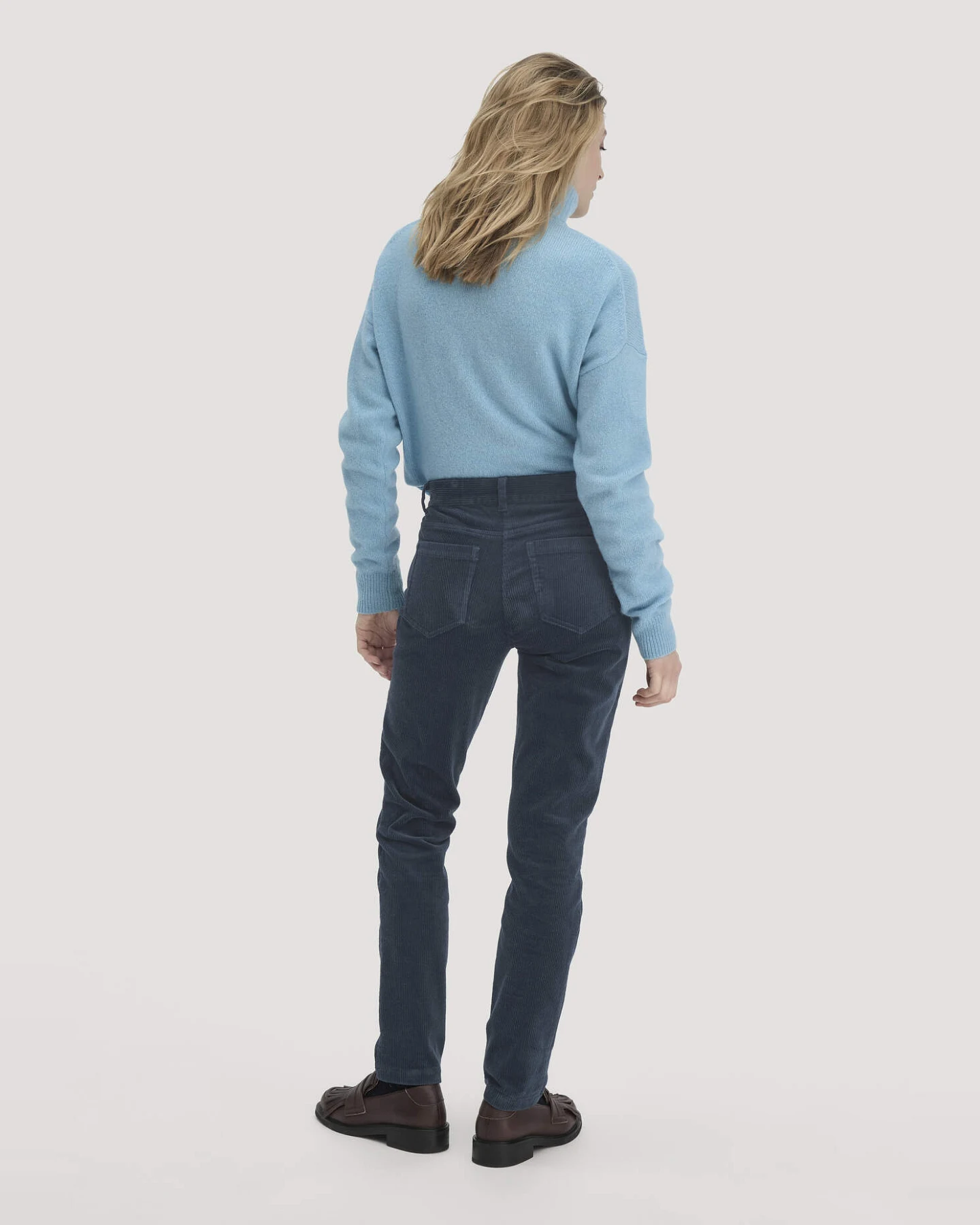 hessnatur Damen Cordhose Slim Leg Regular aus Bio-Baumwolle - blau - Größe 40 – Ansicht 2