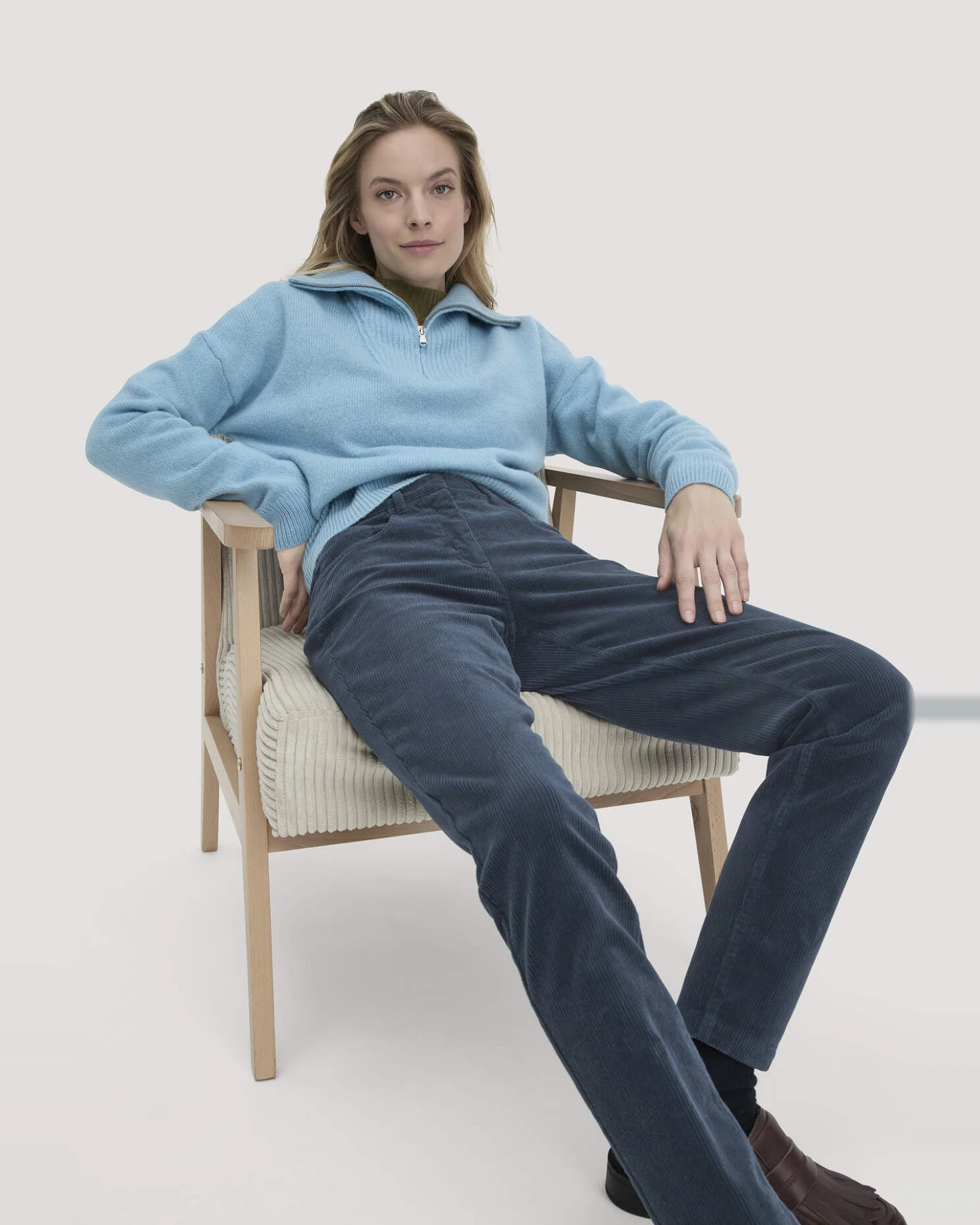 hessnatur Damen Cordhose Slim Leg Regular aus Bio-Baumwolle - blau - Größe 46 – Ansicht 4