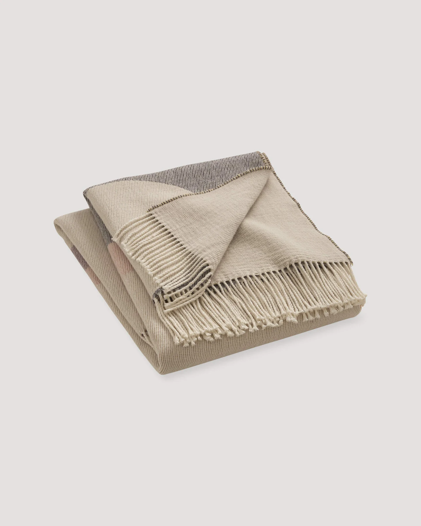 hessnatur Plaid PIRO aus Bio-Lampbswool und Bio-Baumwolle - beige - Größe 130x180 cm – Ansicht 2