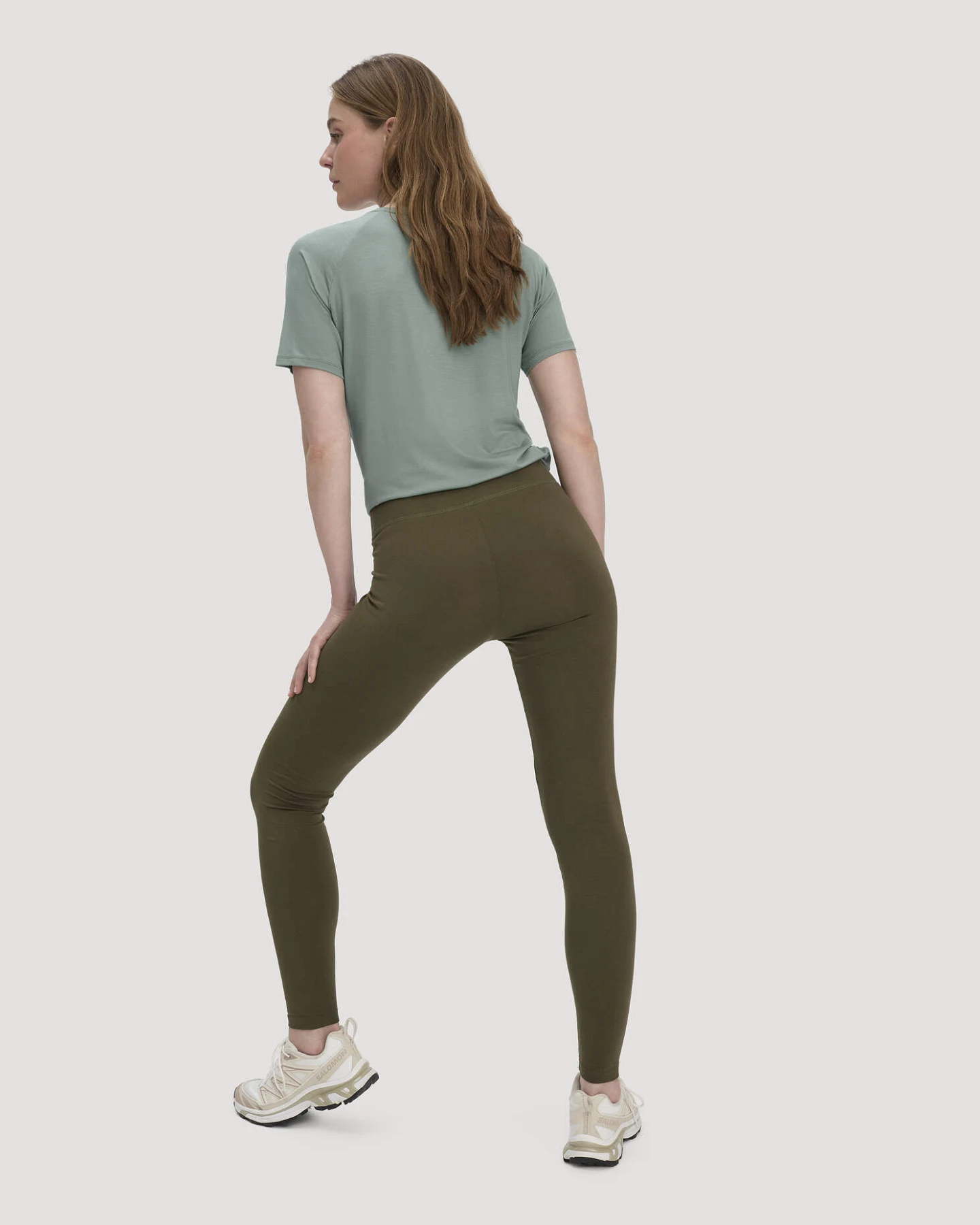 hessnatur Loungewear Leggings Medium Cut ACTIVE LIGHT aus Bio-Baumwolle - grün - Größe M/k – Ansicht 2