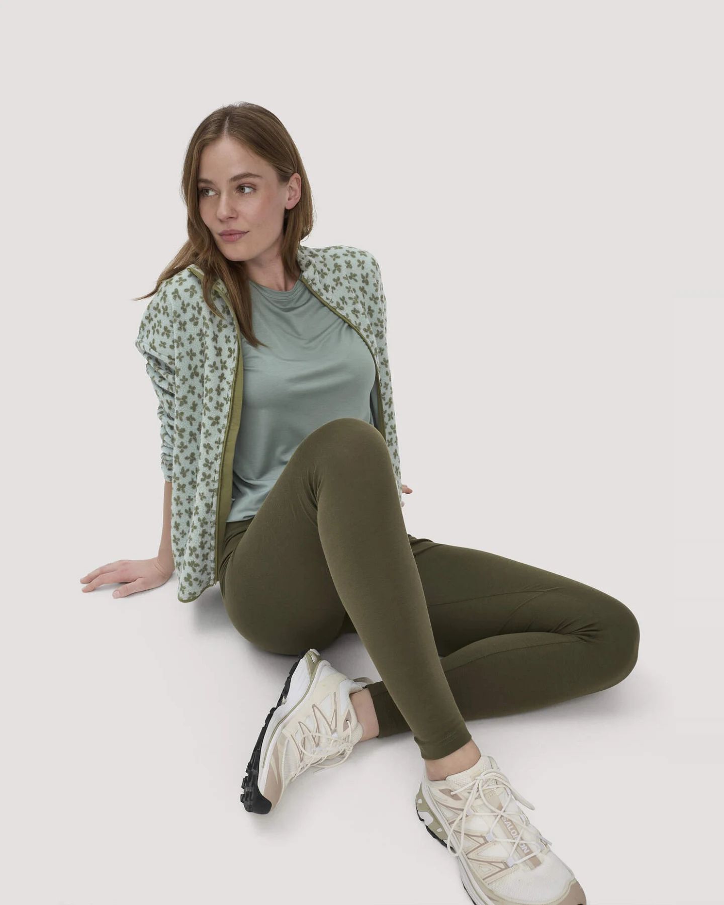 hessnatur Loungewear Leggings Medium Cut ACTIVE LIGHT aus Bio-Baumwolle - grün - Größe M/l – Ansicht 4