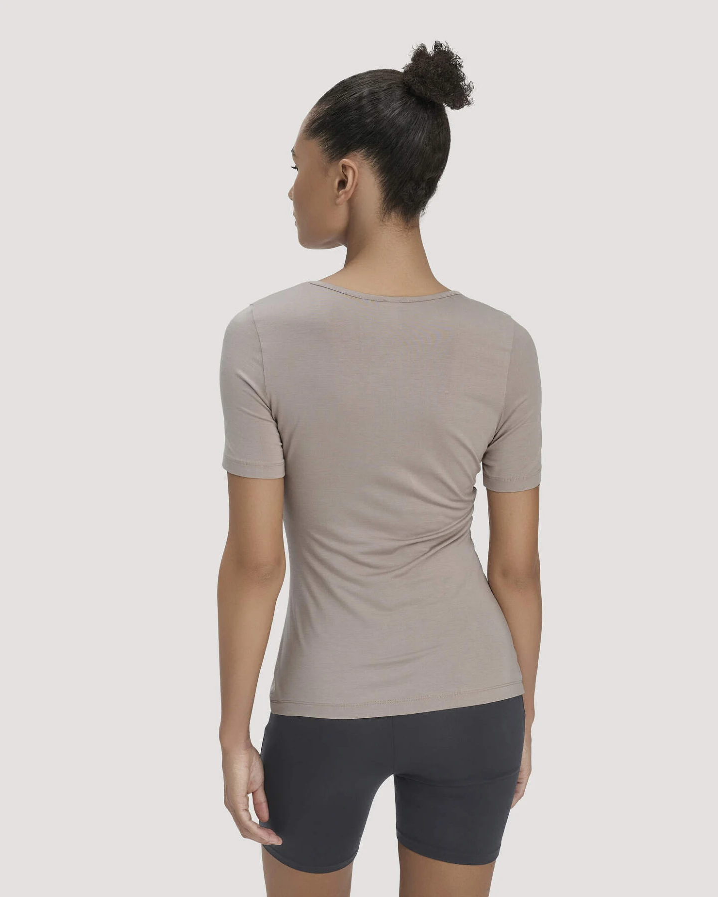 hessnatur Damen T-Shirt PURE FLOW aus TENCEL™ Modal - beige - Größe 44 – Ansicht 2