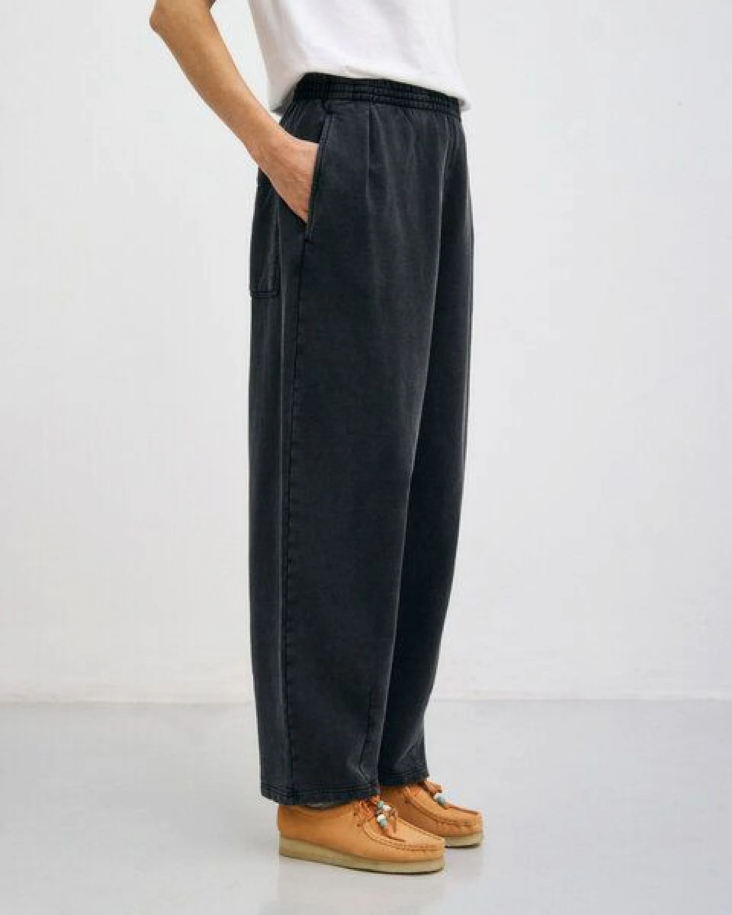 Rotholz Weite Sweatpant Mit Bundfalte Bio Baumwolle – Ansicht 2
