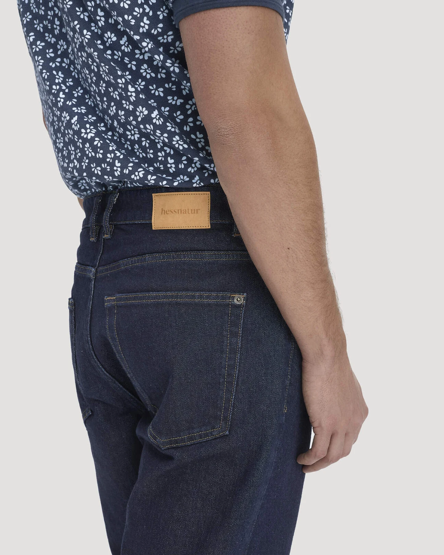 hessnatur Herren Jeans MADS Relaxed Tapered aus Bio-Denim - blau - Größe 31/32 – Ansicht 3