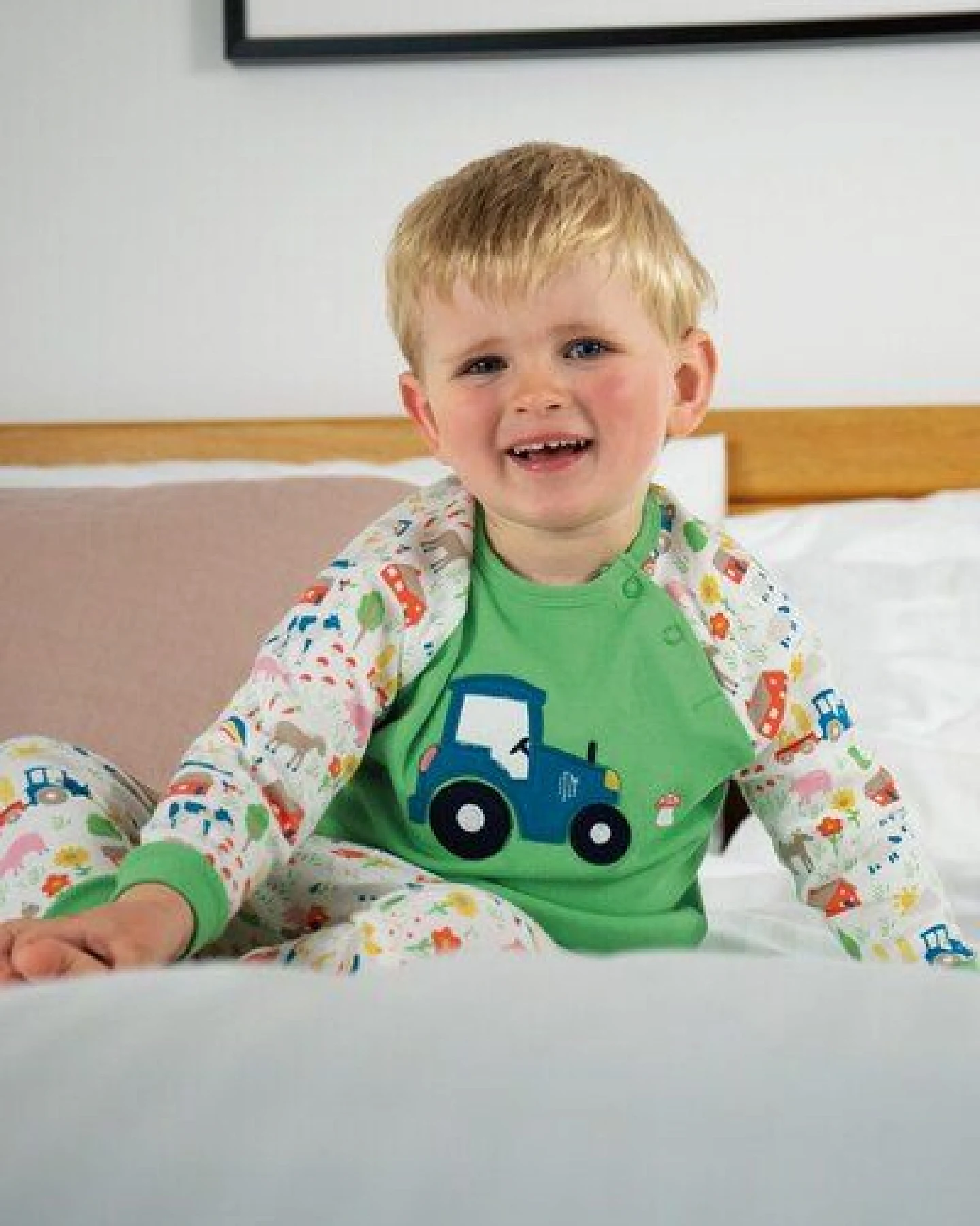 Frugi Schlafanzug Traktor grün – Ansicht 2
