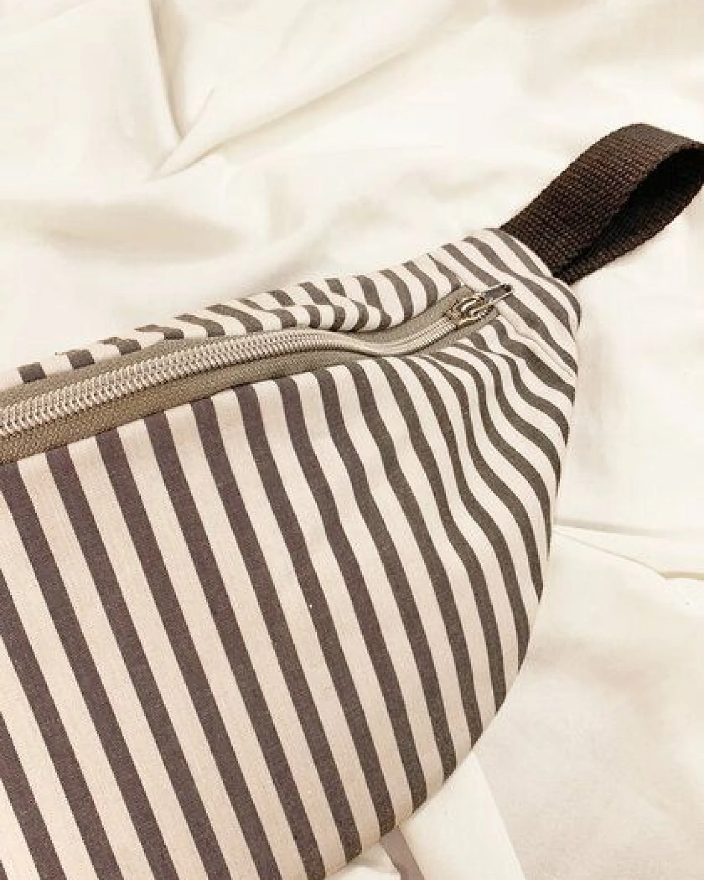 Lena Schokolade HipBag Striped aus Bio-Baumwolle – Ansicht 3