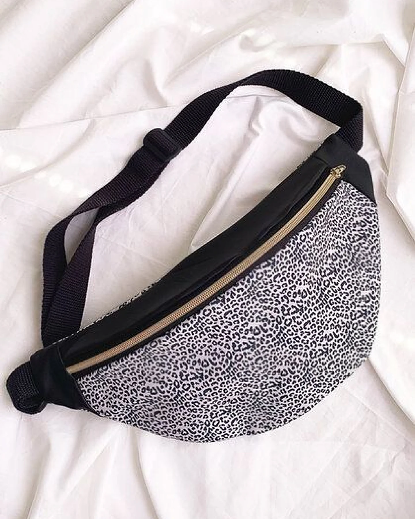 Lena Schokolade Leo-Black HipBag aus Bio-Baumwolle – Ansicht 2