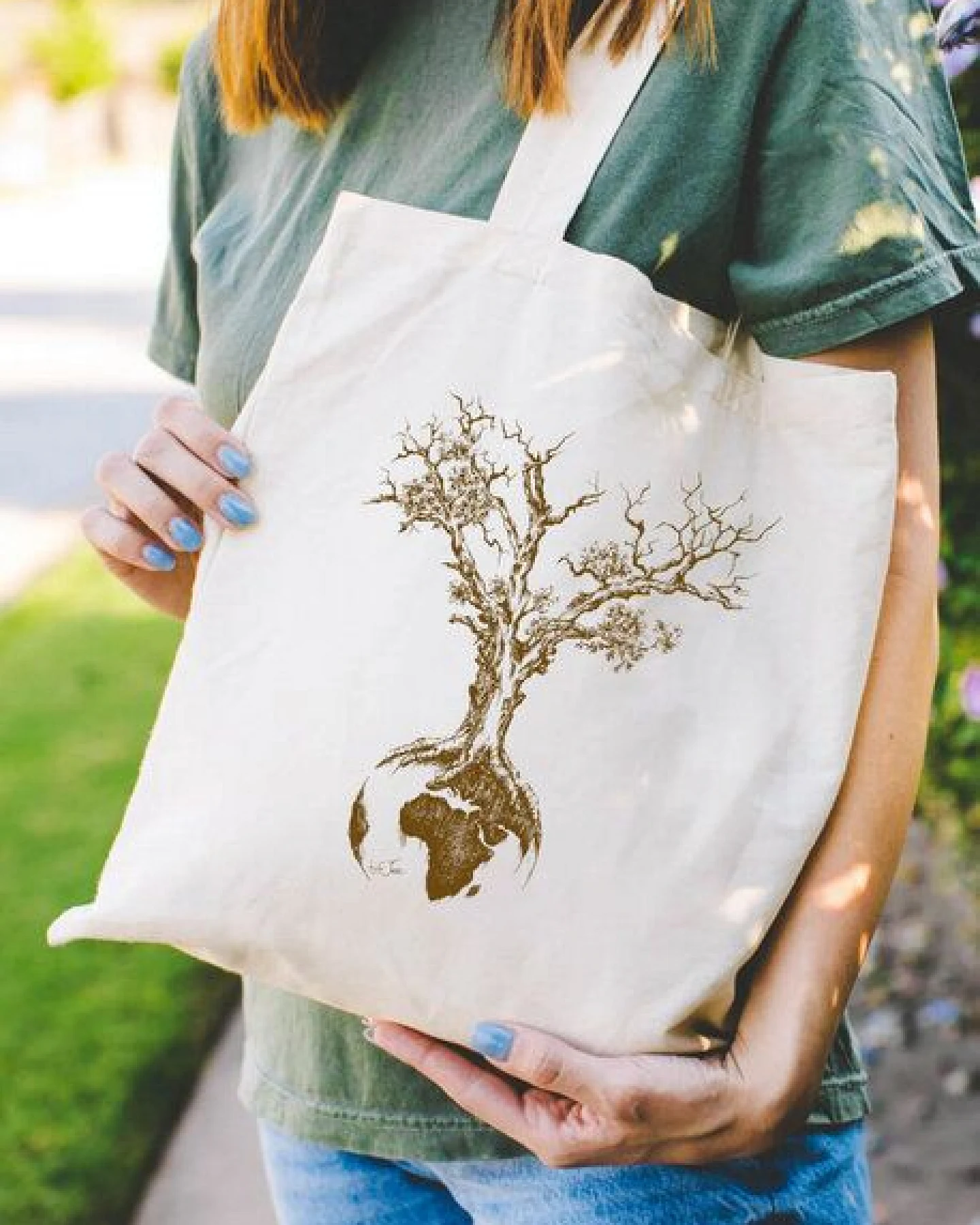 Life-Tree Tasche aus Biobaumwolle Fairwear "Weltenbaum" für in Grün/Blau/Weiß/Rot – Ansicht 2