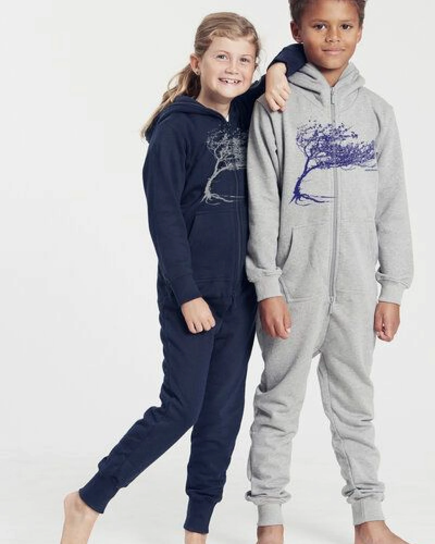 Peaces.bio - handbedruckte Biomode Jumpsuit Windy Tree Kinder – Ansicht 2