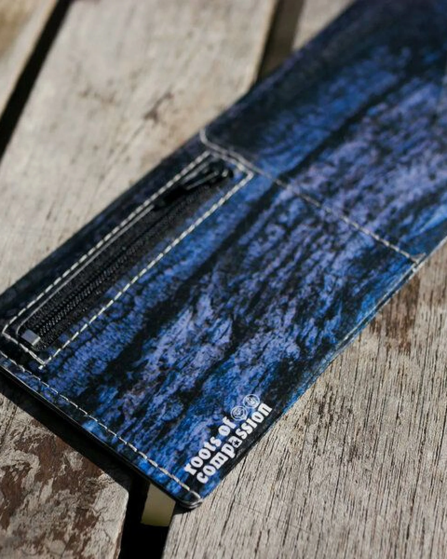 roots of compassion Portemonnaie vegan mit Baumrinde-Design - Wallet aus Tyvek – Ansicht 2