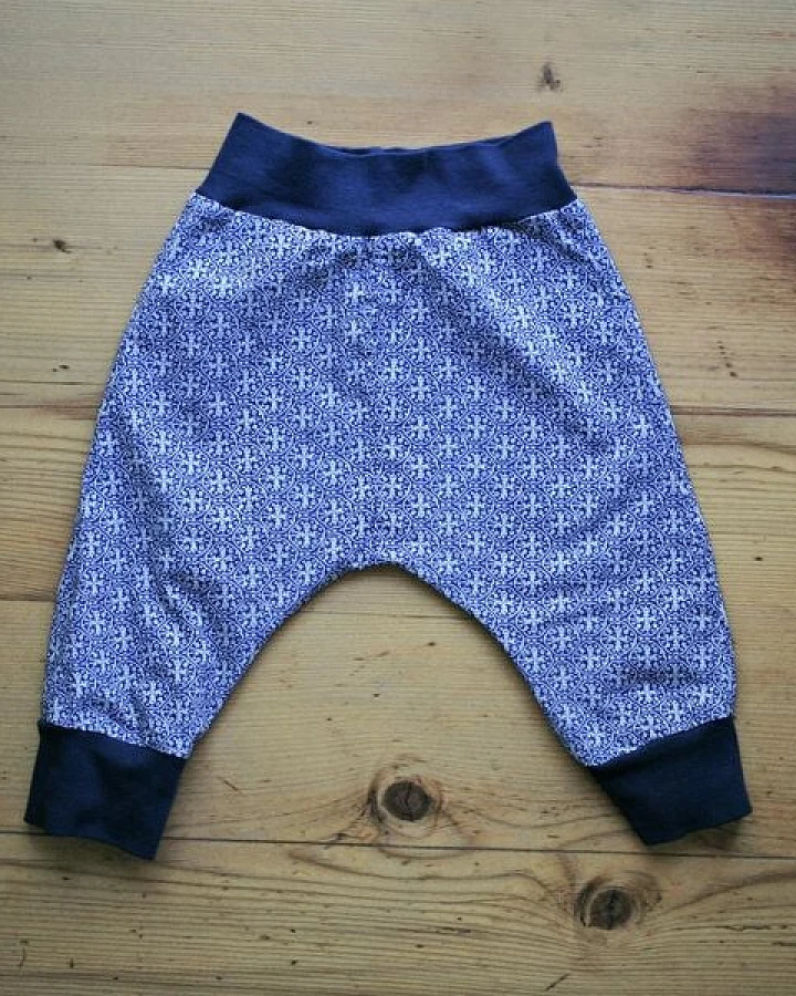 Lena Schokolade Babyhose ethno blau gemustert
