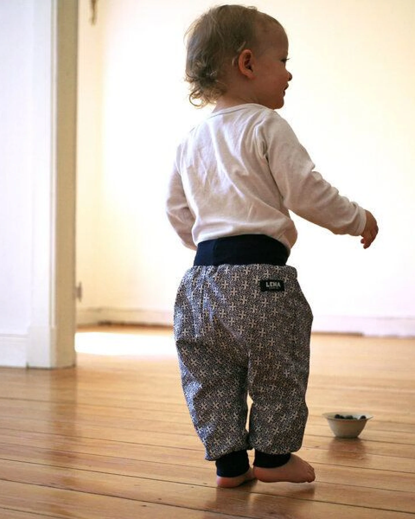 Lena Schokolade Babyhose ethno blau gemustert – Ansicht 3