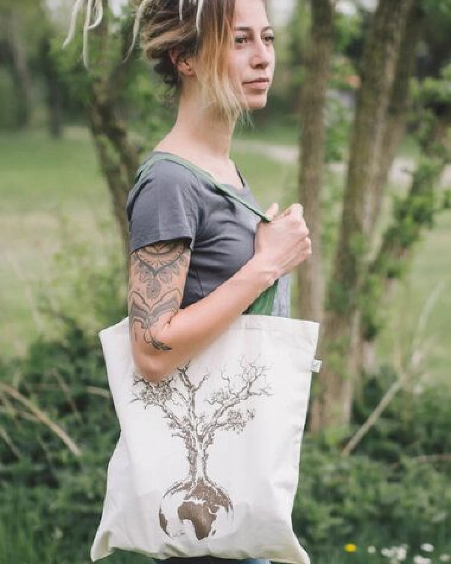 Life-Tree Tasche aus Biobaumwolle Fairwear für in Grün/Blau/Burgund/Rot – Ansicht 2