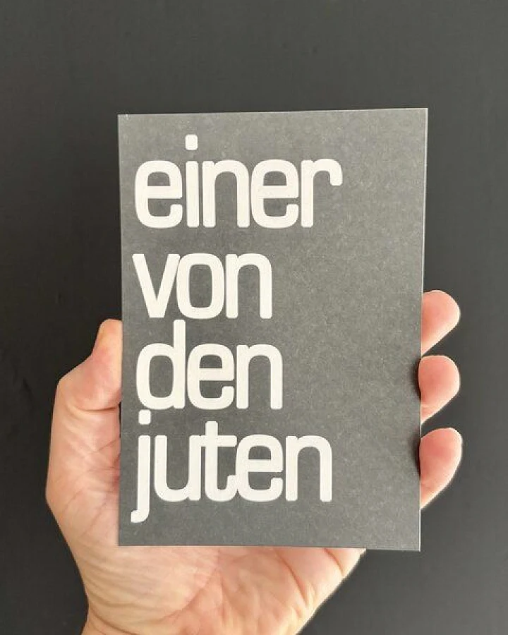 ilovemixtapes Klartext in Typo – Postkarte „einer von den juten“