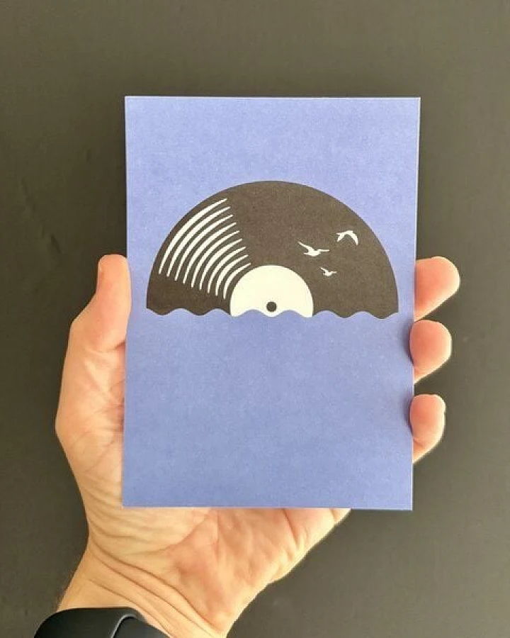 ilovemixtapes Postkarte "Vinyl Sea" – Schallplatten-Illustration für Musikliebhaber