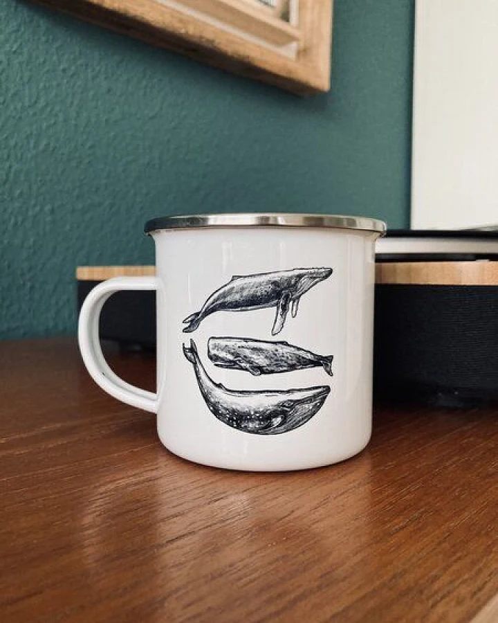 ilovemixtapes Three Whales Emailletasse / Emaillebecher
