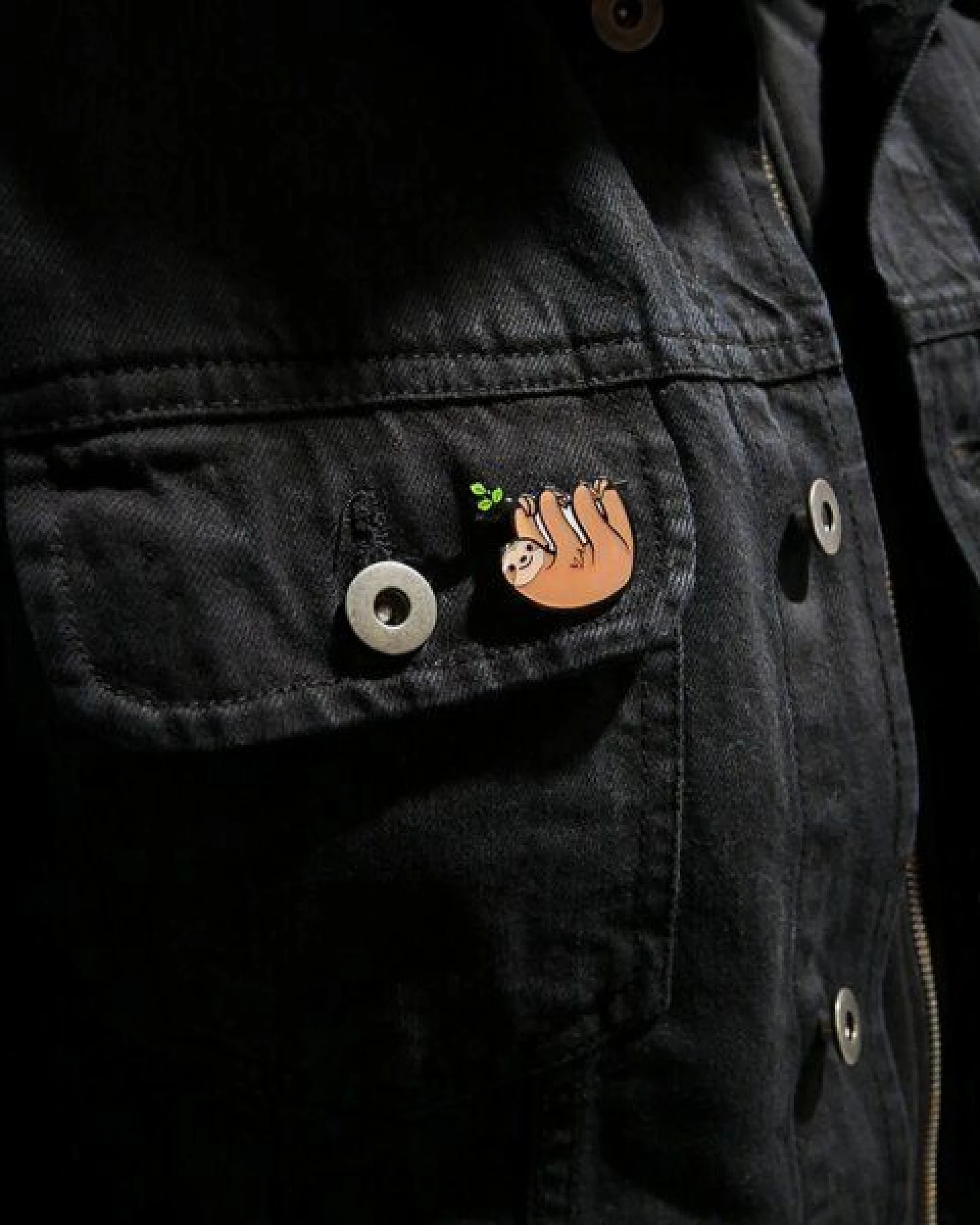 roots of compassion Anstecker Faultier - Pin, Button, Tiere, Sloth, faul, Faulheit – Ansicht 2