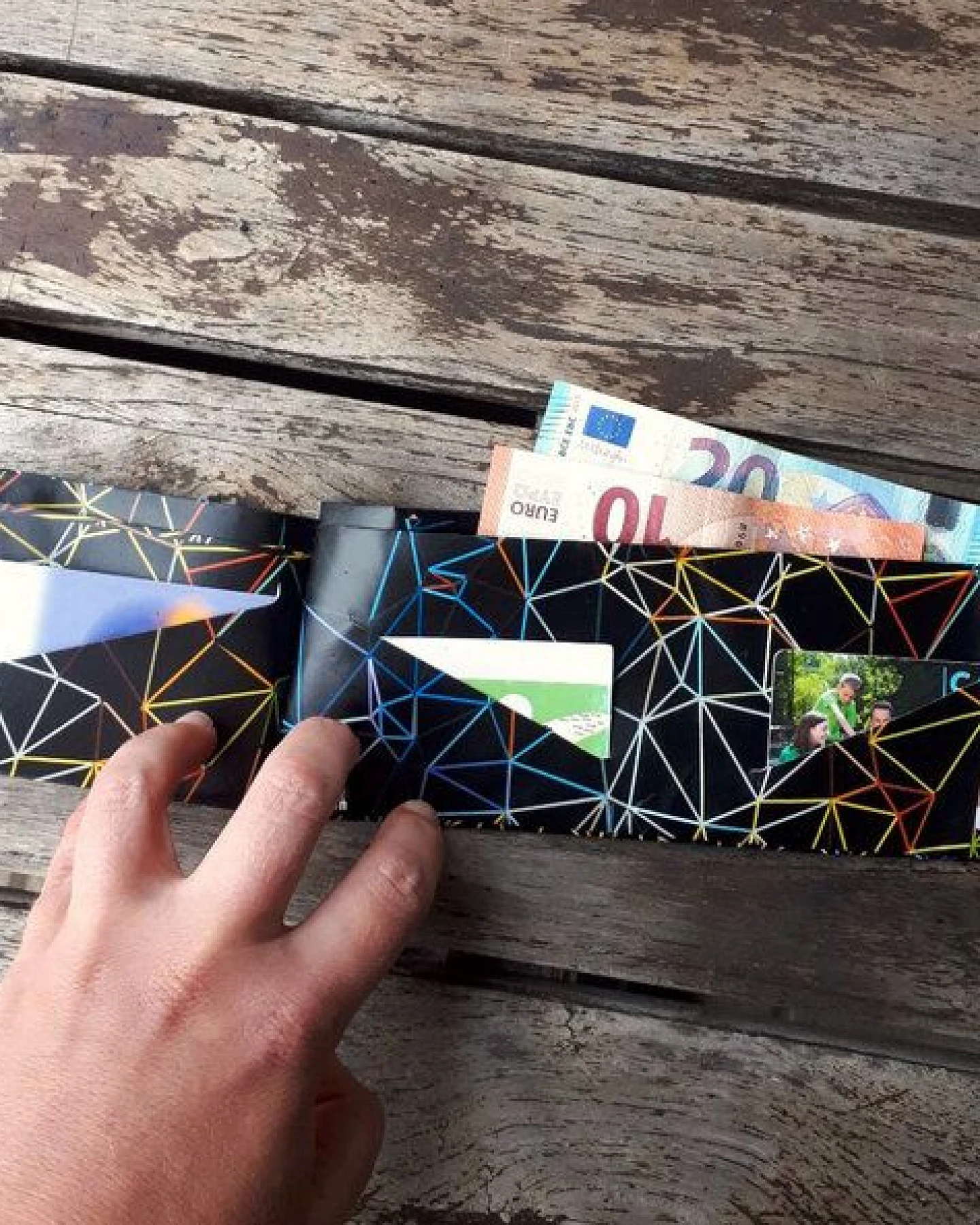 roots of compassion Portemonnaie vegan mit Geometrie-Design - Wallet aus Tyvek, Geldbörse lederfrei – Ansicht 3