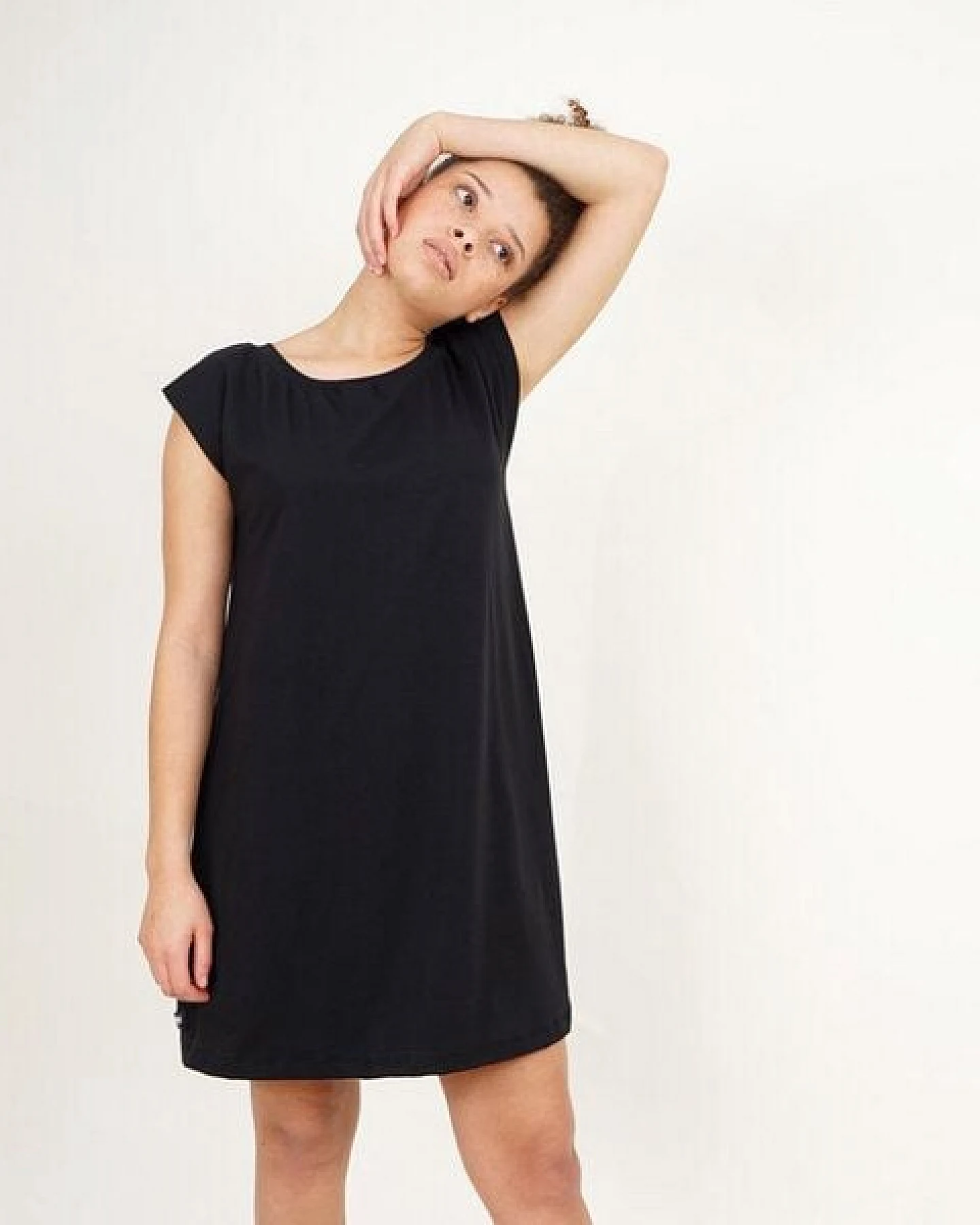 Lena Schokolade Kurzarm Kleid Schwarz aus Bio-Jersey – Ansicht 4