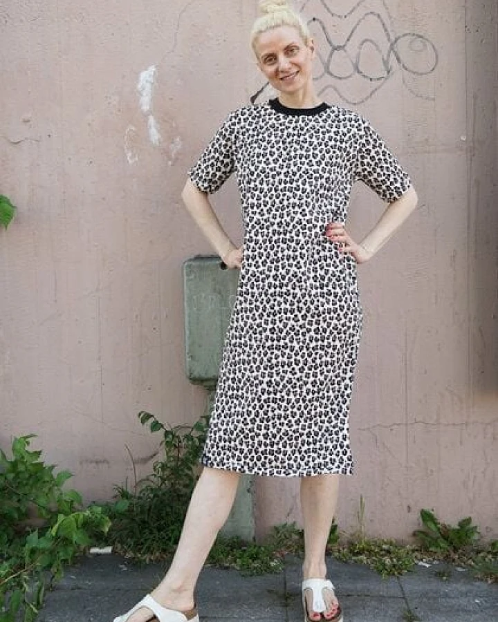 Lena Schokolade Leo Kleid mit schwarzem Ausschnitt aus Bio-Jersey