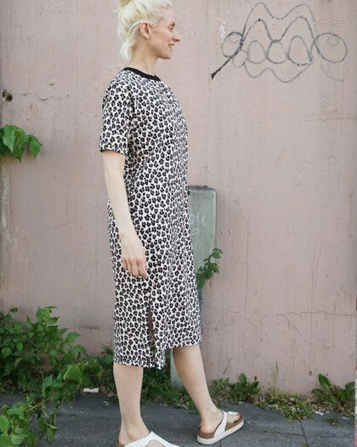 Lena Schokolade Leo Kleid mit schwarzem Ausschnitt aus Bio-Jersey – Ansicht 2