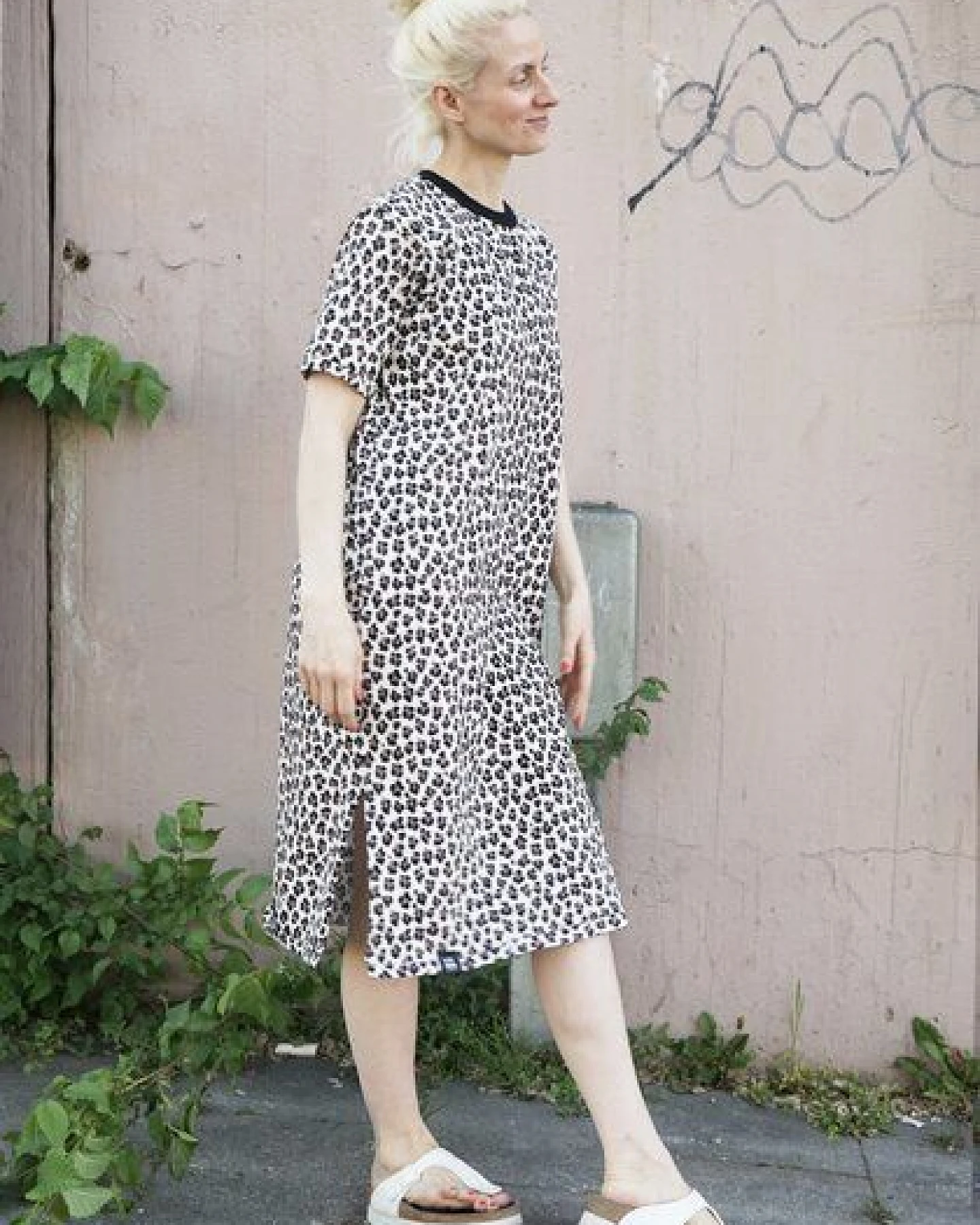 Lena Schokolade Leo Kleid mit schwarzem Ausschnitt aus Bio-Jersey – Ansicht 3