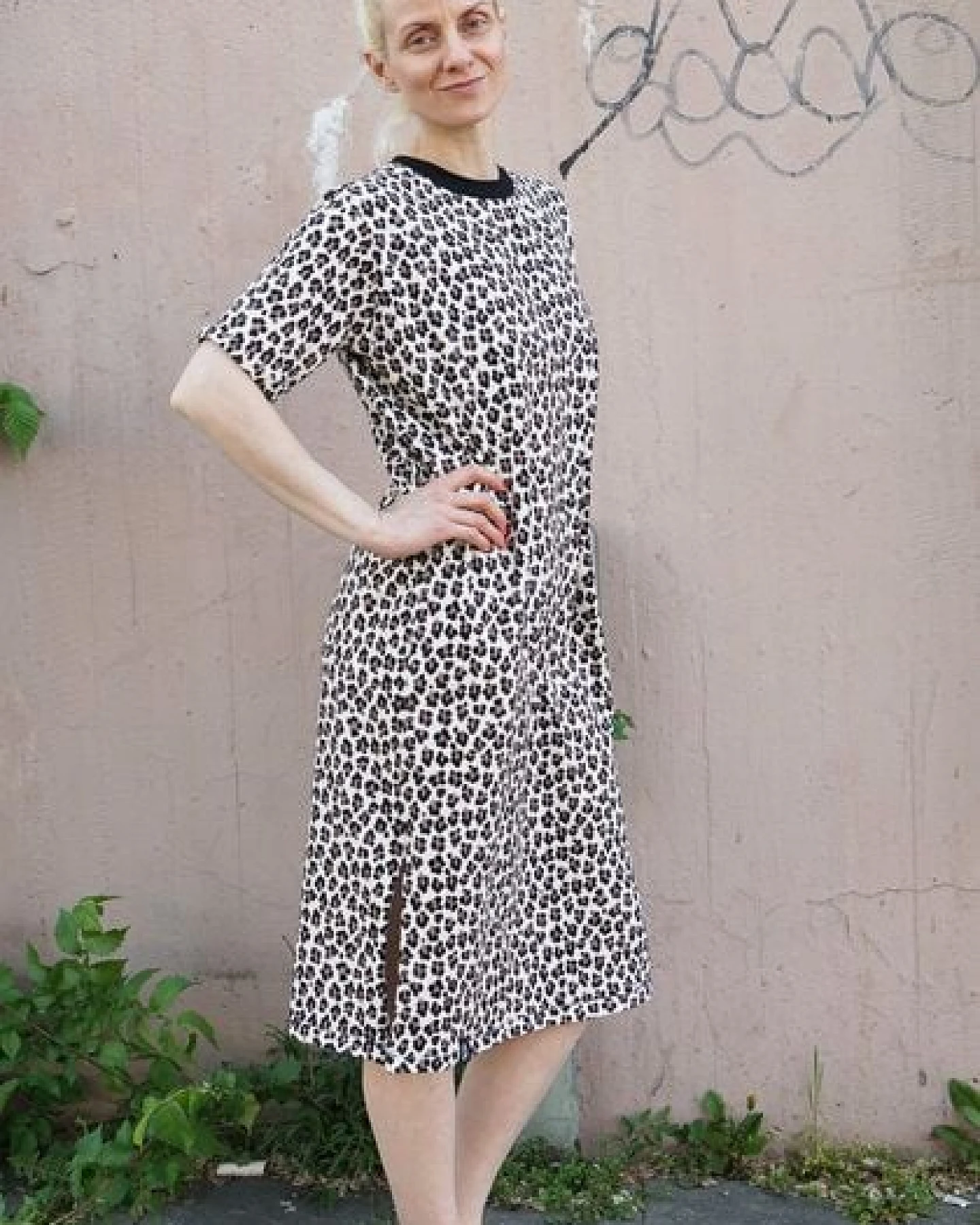 Lena Schokolade Leo Kleid mit schwarzem Ausschnitt aus Bio-Jersey – Ansicht 4