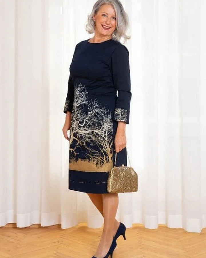 Peaces.bio - handbedruckte Biomode Etui-Festkleid "Zauberlandschaft" in Dunkelblau