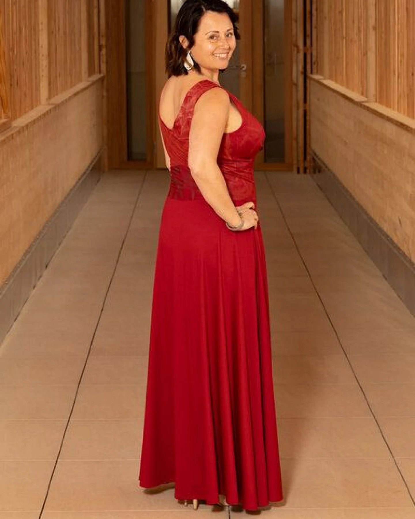 Peaces.bio - handbedruckte Biomode Sonnenstrahlen- Festkleid Rot – Ansicht 3